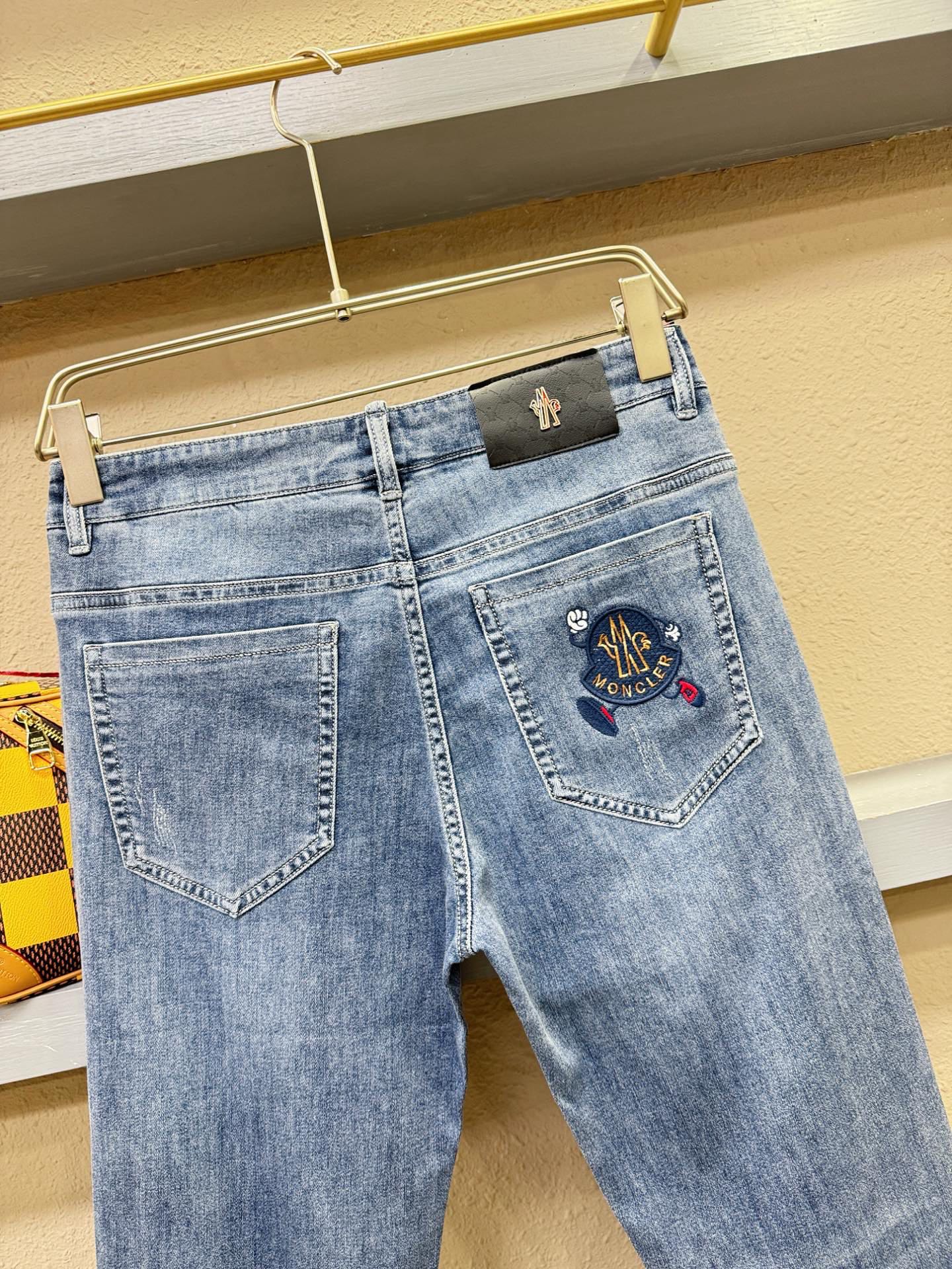 Moncler蒙口 专柜新品，原版牛仔裤 原版重工打造，品牌经典LOGO设计，三标齐全！原版五金辅料。专