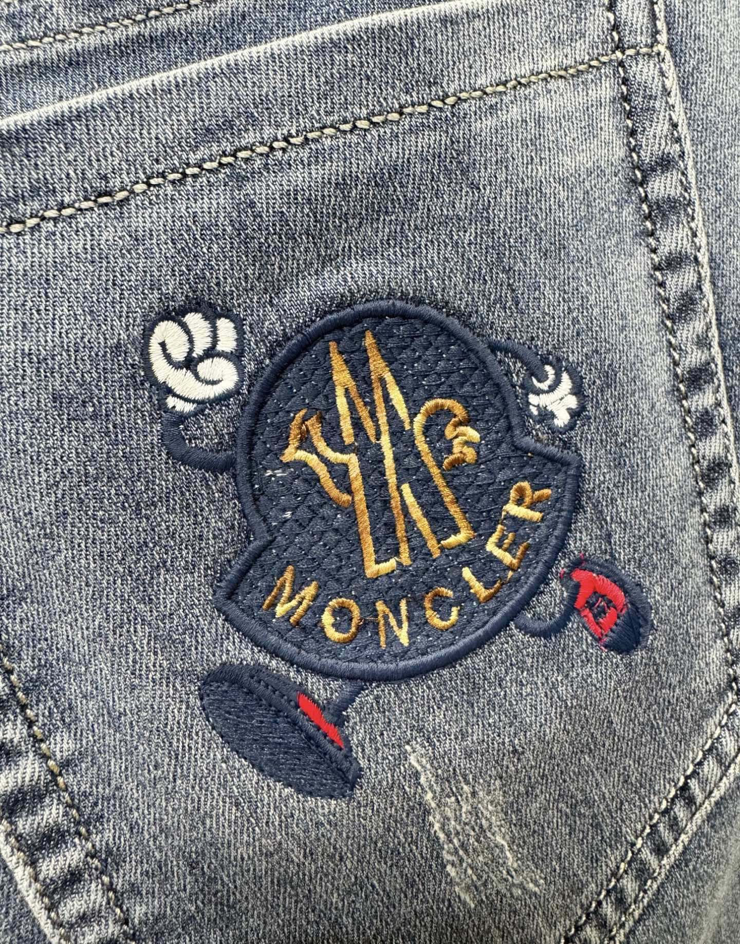 Moncler蒙口 专柜新品，原版牛仔裤 原版重工打造，品牌经典LOGO设计，三标齐全！原版五金辅料。专