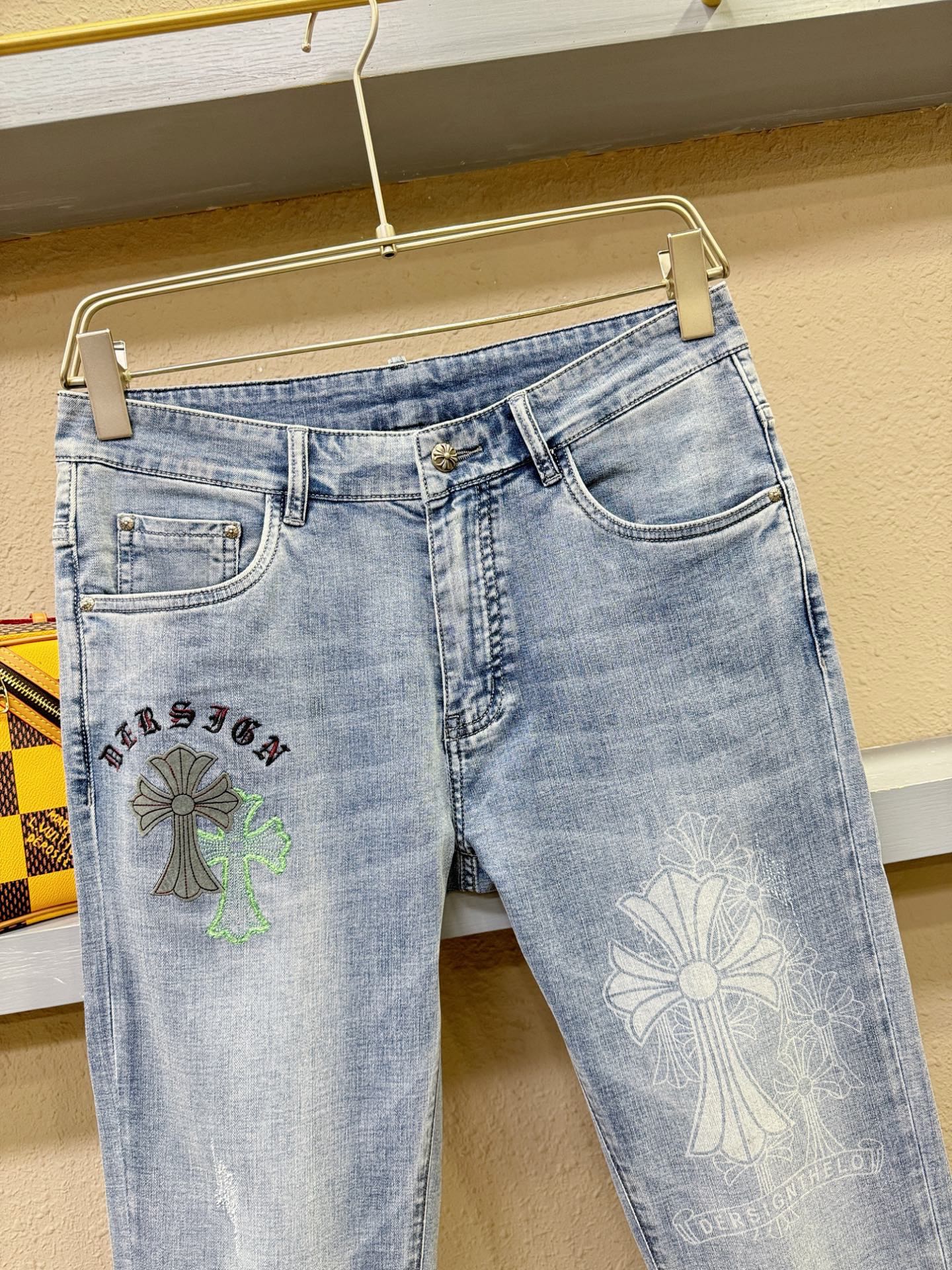CHROME HEARTS 克罗心 专柜新品，原版牛仔裤 原版重工打造，品牌经典LOGO设计，三标齐全！