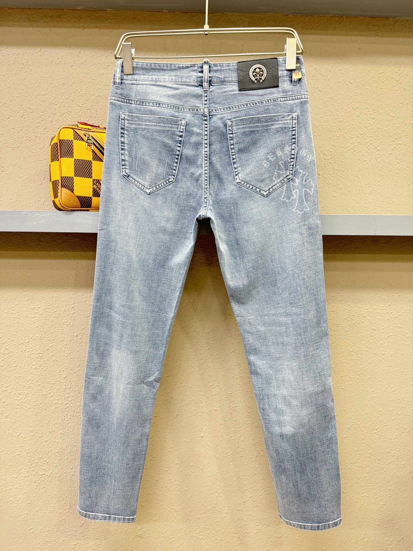 CHROME HEARTS 克罗心 专柜新品，原版牛仔裤 原版重工打造，品牌经典LOGO设计，三标齐全！