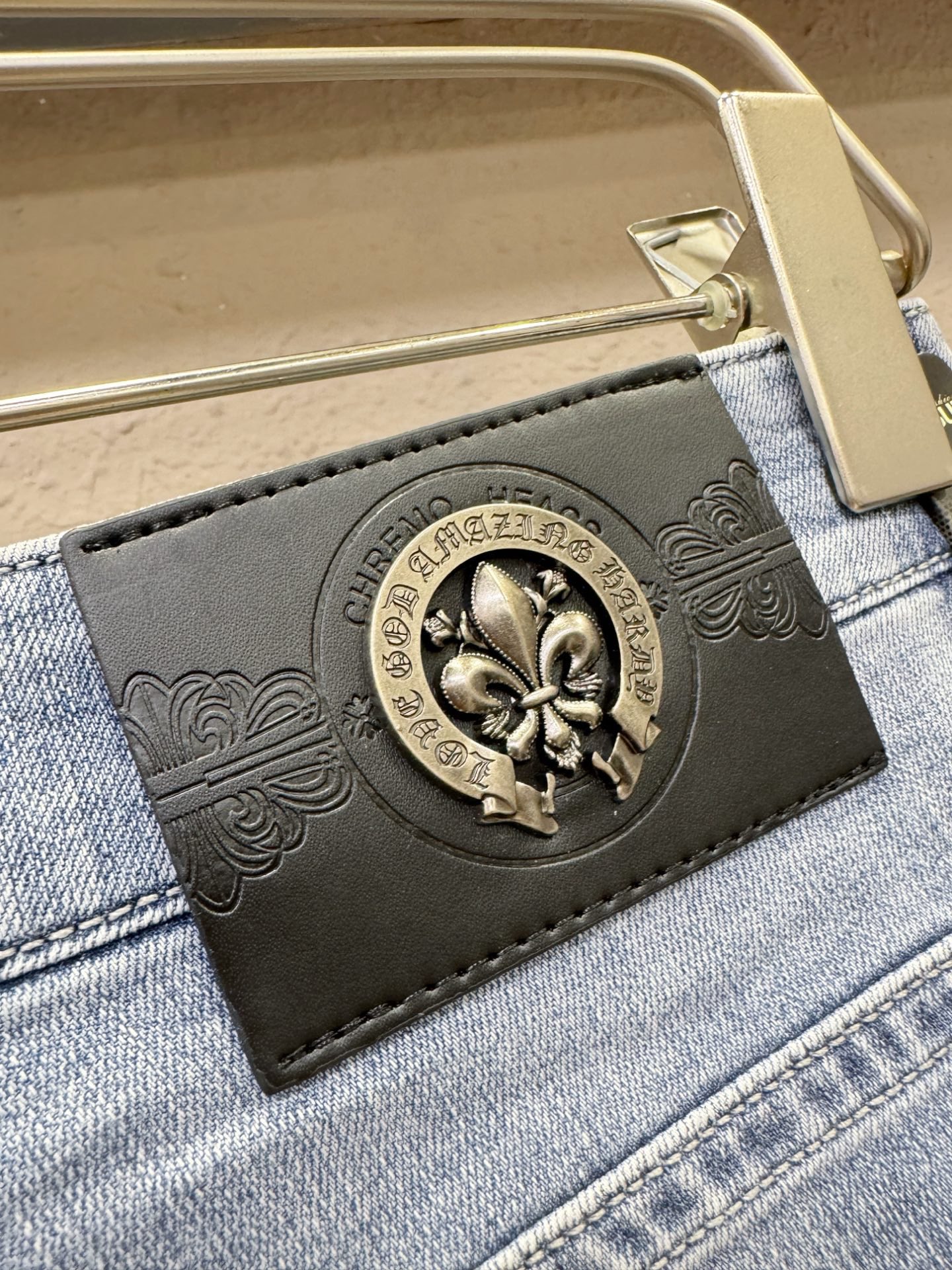 CHROME HEARTS 克罗心 专柜新品，原版牛仔裤 原版重工打造，品牌经典LOGO设计，三标齐全！
