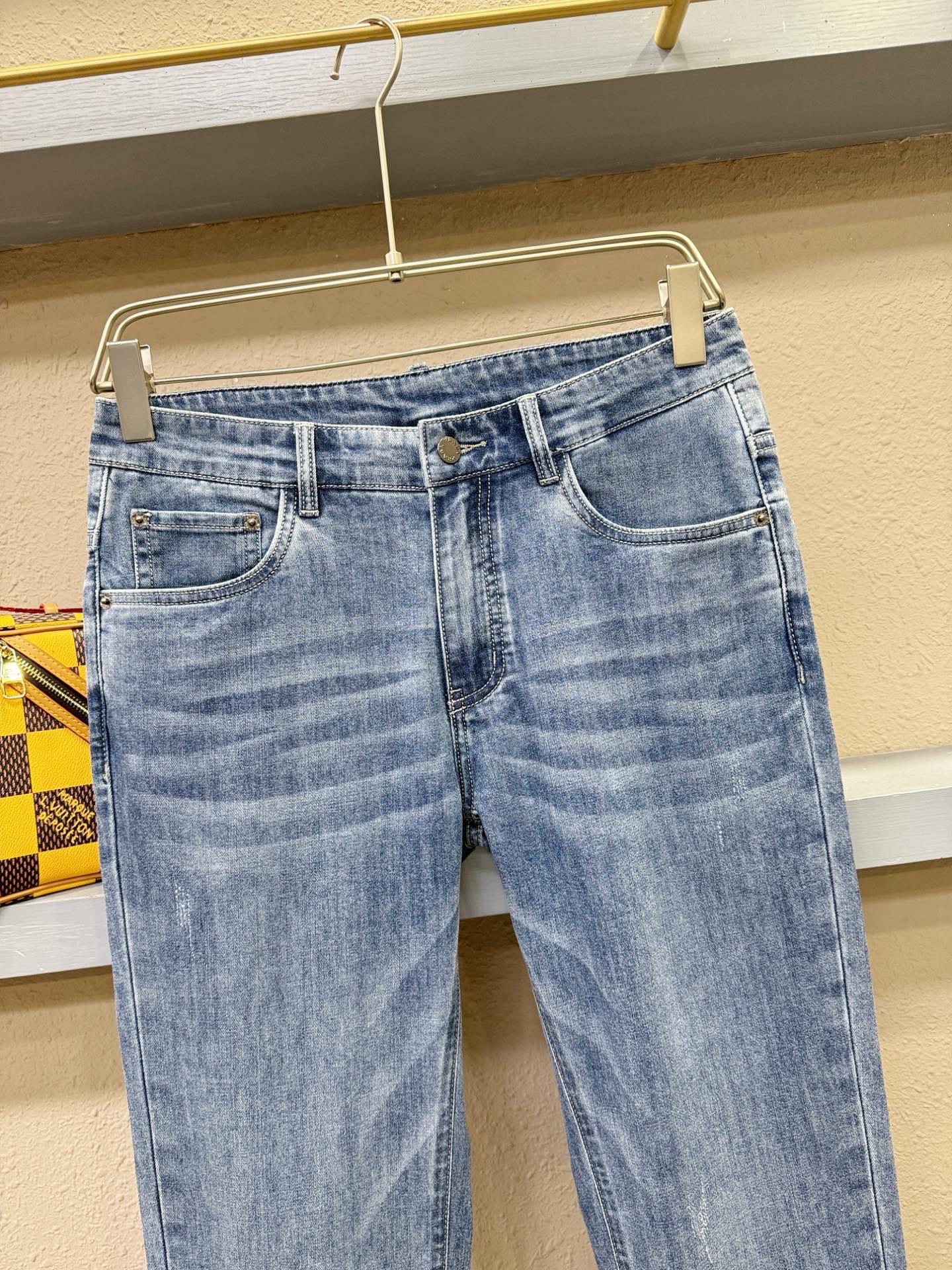 PRADA普拉达 专柜新品，原版牛仔裤 原版重工打造，品牌经典LOGO设计，三标齐全！原版五金辅料。专柜