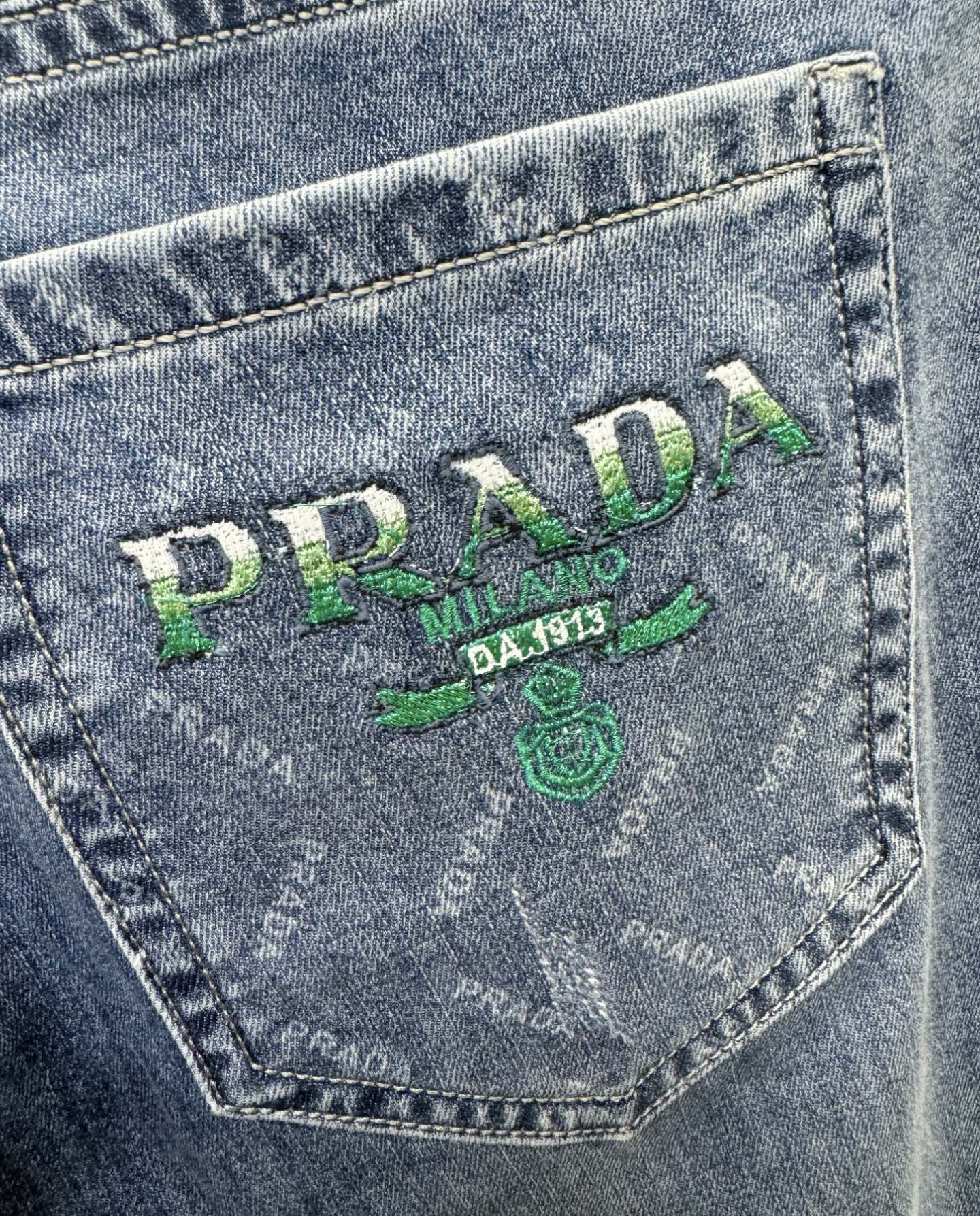 PRADA普拉达 专柜新品，原版牛仔裤 原版重工打造，品牌经典LOGO设计，三标齐全！原版五金辅料。专柜