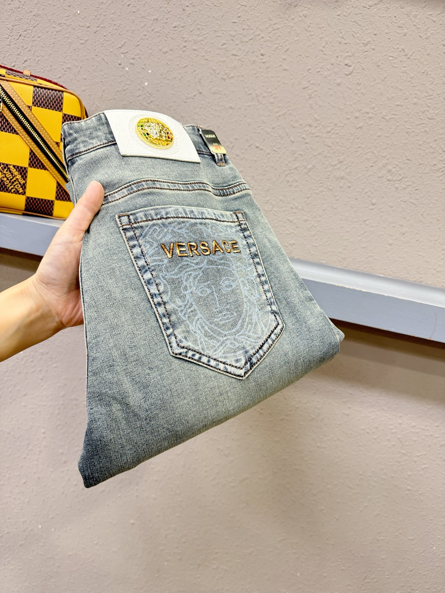 Versace 范思哲 专柜新品，原版牛仔裤 原版重工打造，品牌经典LOGO设计，三标齐全！原版五金辅料