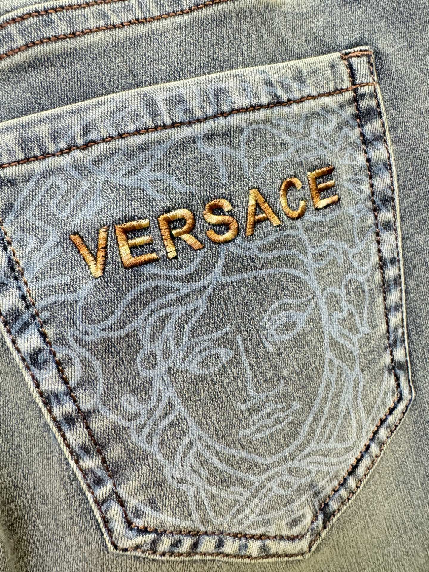 Versace 范思哲 专柜新品，原版牛仔裤 原版重工打造，品牌经典LOGO设计，三标齐全！原版五金辅料