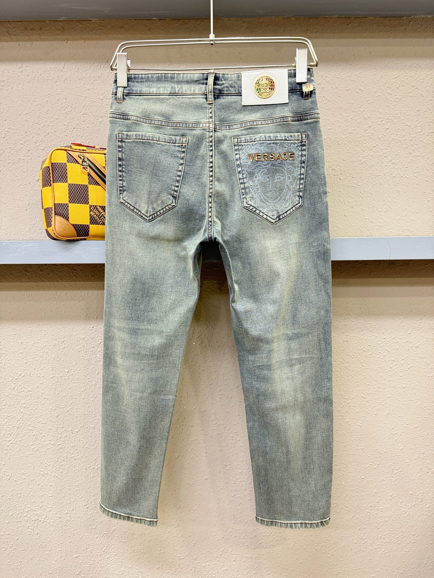 Versace 范思哲 专柜新品，原版牛仔裤 原版重工打造，品牌经典LOGO设计，三标齐全！原版五金辅料