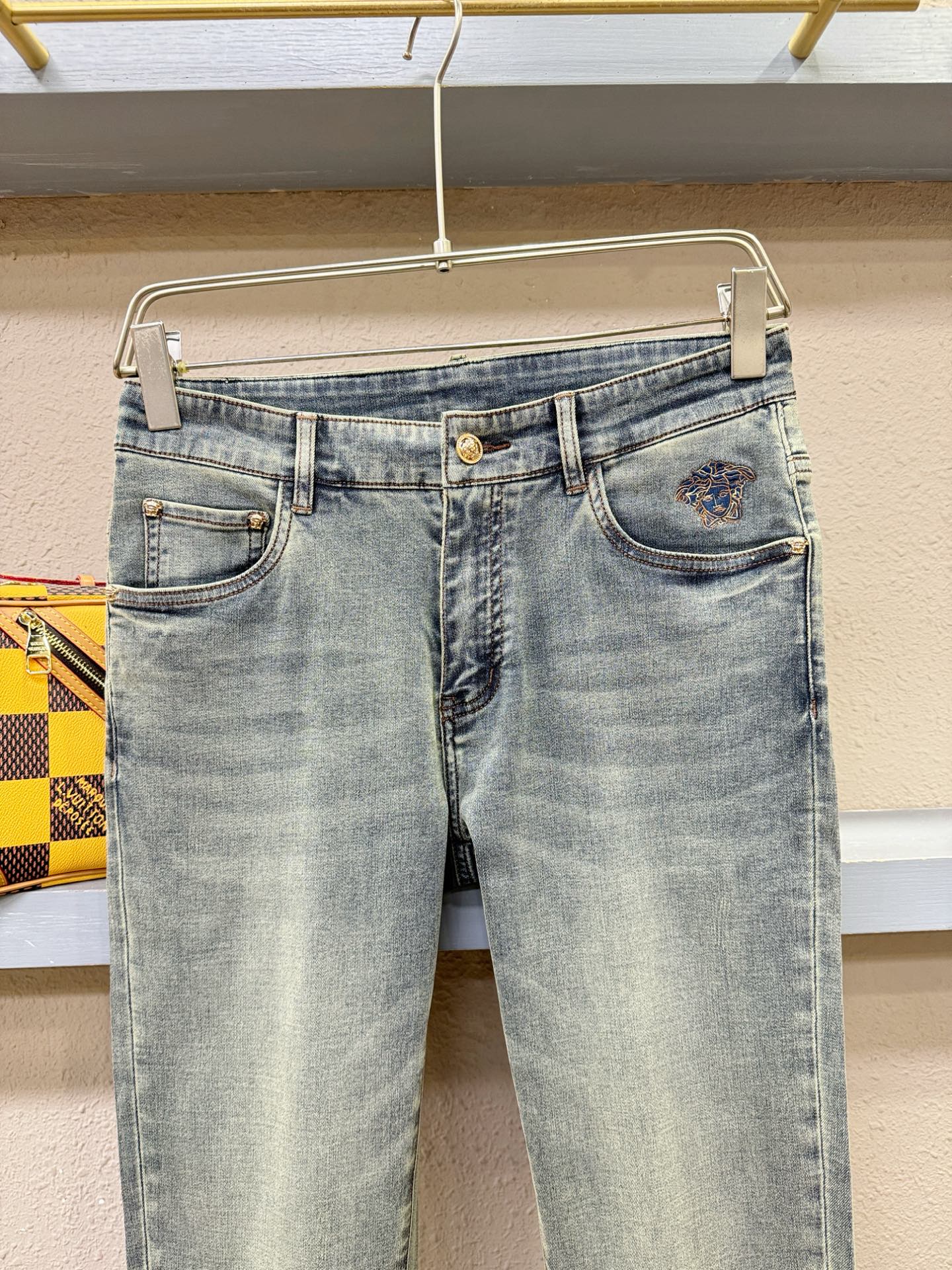 Versace 范思哲 专柜新品，原版牛仔裤 原版重工打造，品牌经典LOGO设计，三标齐全！原版五金辅料
