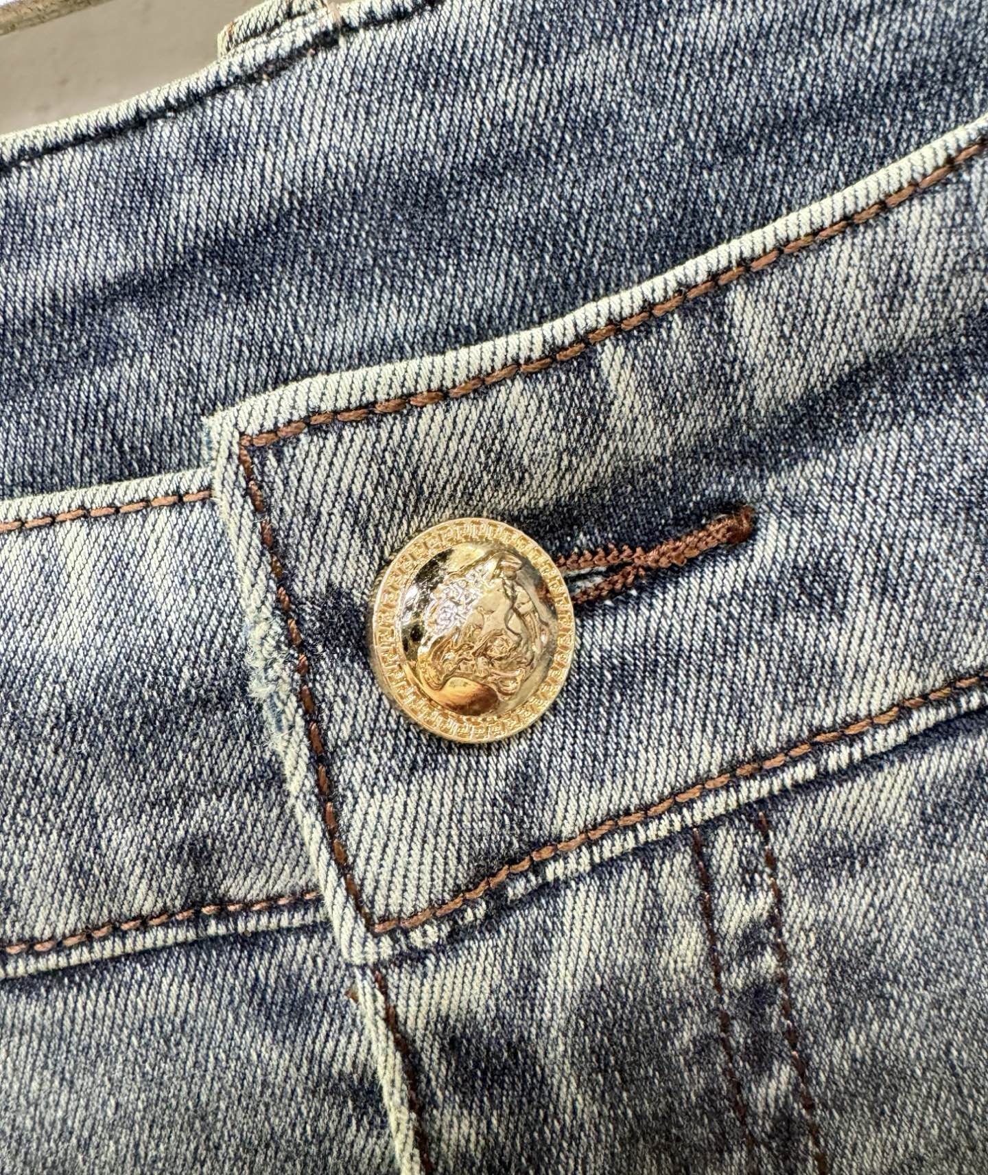 Versace 范思哲 专柜新品，原版牛仔裤 原版重工打造，品牌经典LOGO设计，三标齐全！原版五金辅料
