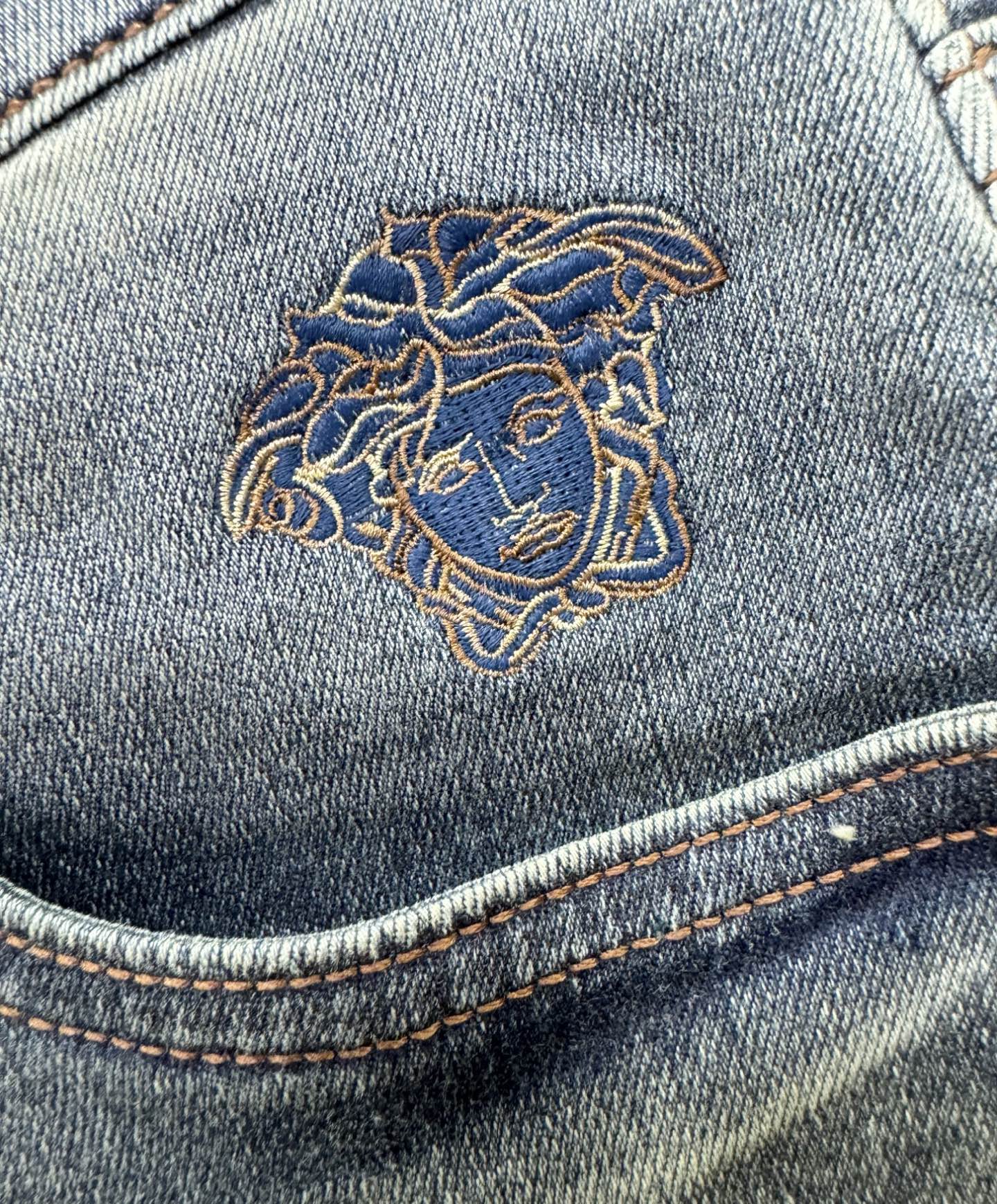 Versace 范思哲 专柜新品，原版牛仔裤 原版重工打造，品牌经典LOGO设计，三标齐全！原版五金辅料