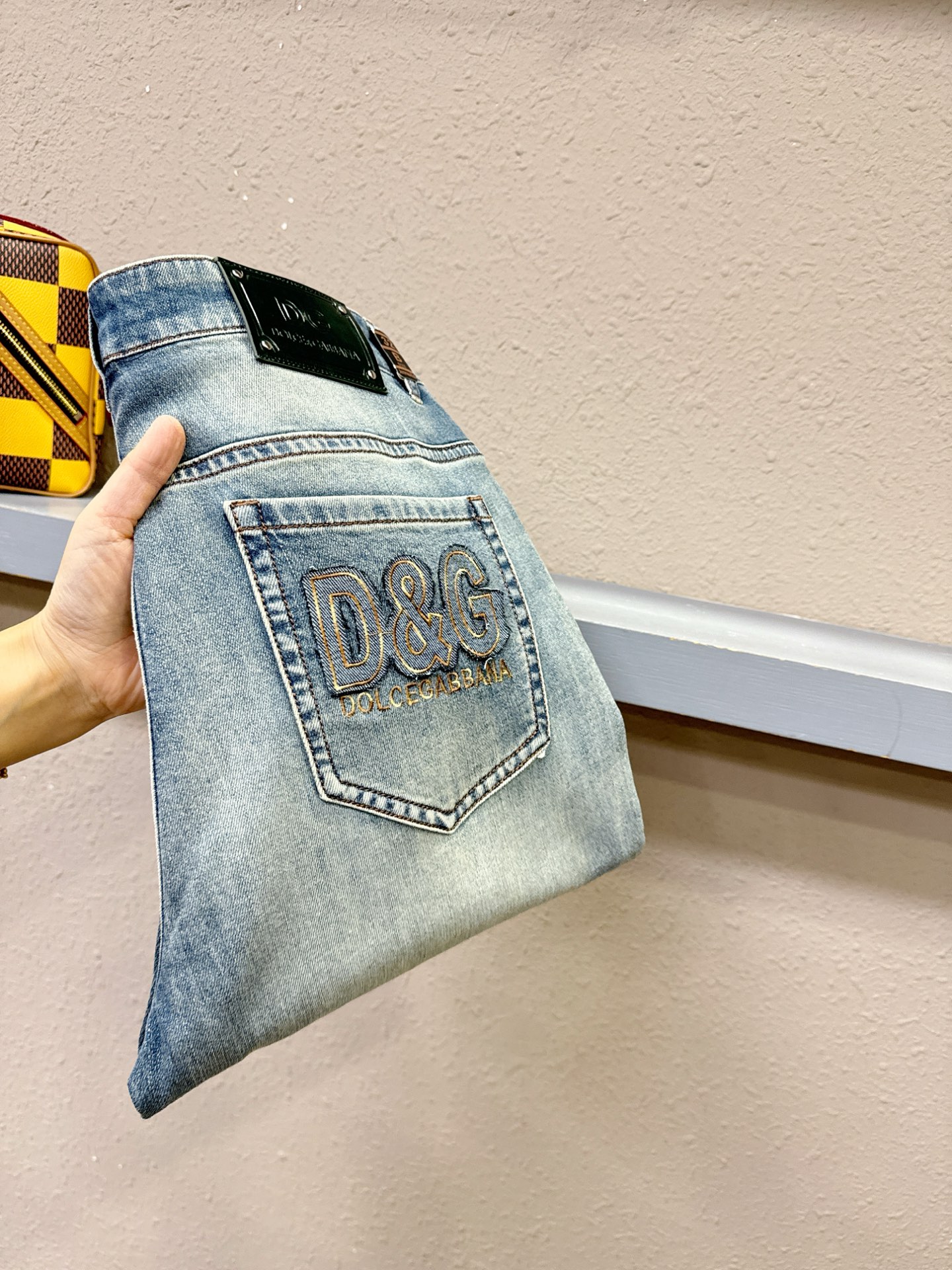 DG专柜新品，原版牛仔裤 原版重工打造，品牌经典LOGO设计，三标齐全！原版五金辅料。专柜定制牛仔面料，