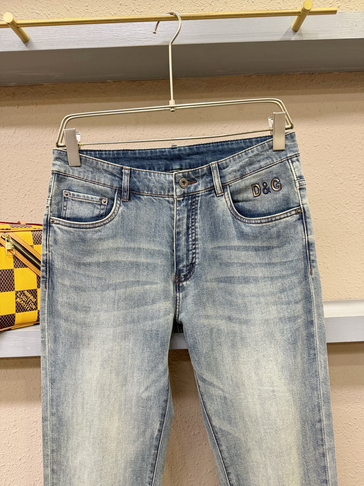 DG专柜新品，原版牛仔裤 原版重工打造，品牌经典LOGO设计，三标齐全！原版五金辅料。专柜定制牛仔面料，