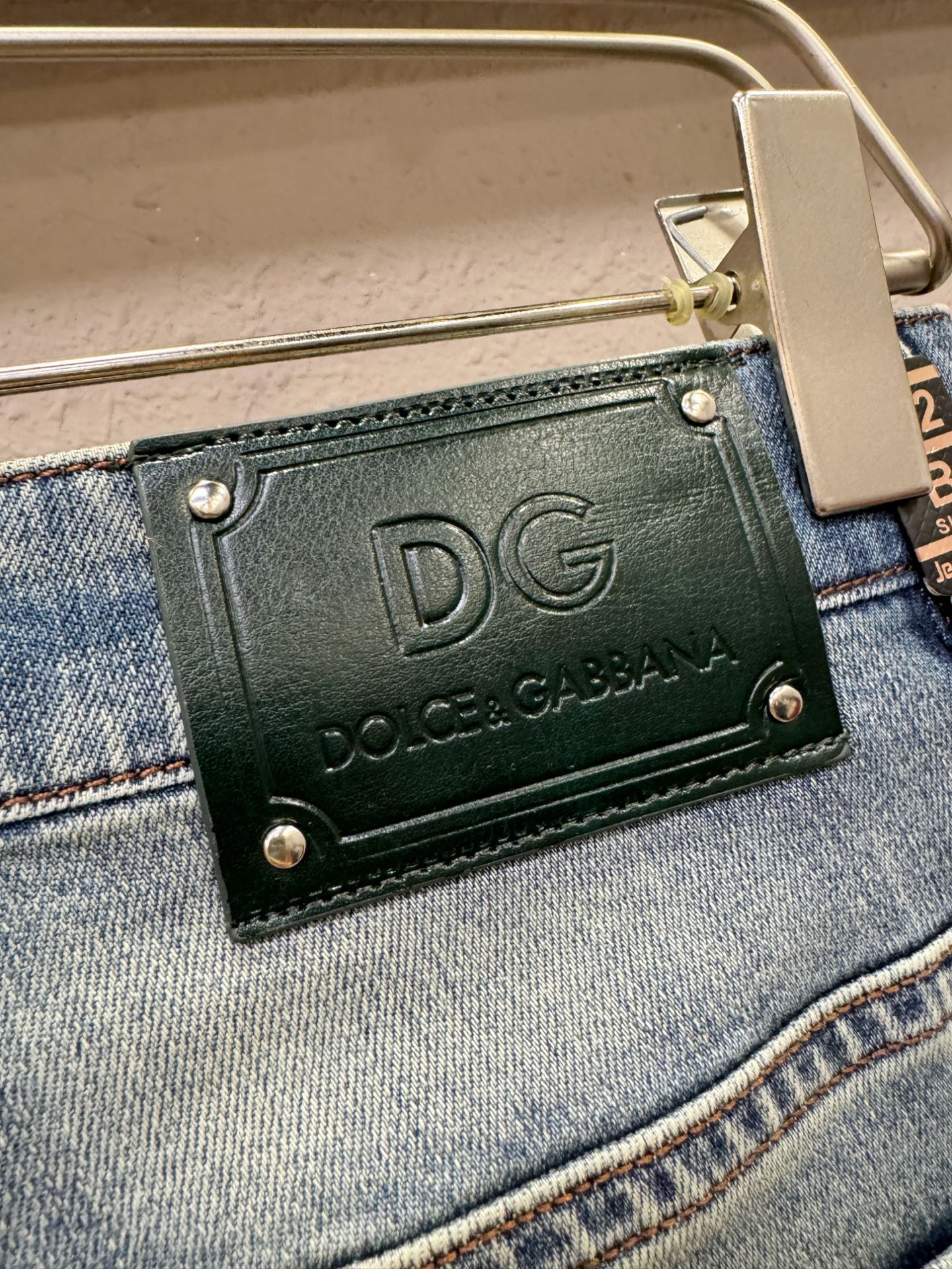 DG专柜新品，原版牛仔裤 原版重工打造，品牌经典LOGO设计，三标齐全！原版五金辅料。专柜定制牛仔面料，