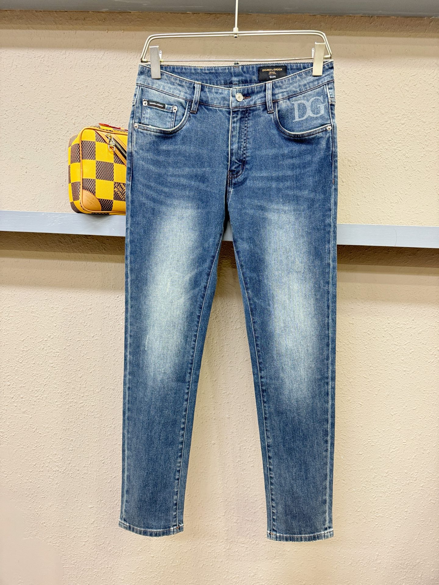 DG专柜新品，原版牛仔裤 原版重工打造，品牌经典LOGO设计，三标齐全！原版五金辅料。专柜定制牛仔面料，