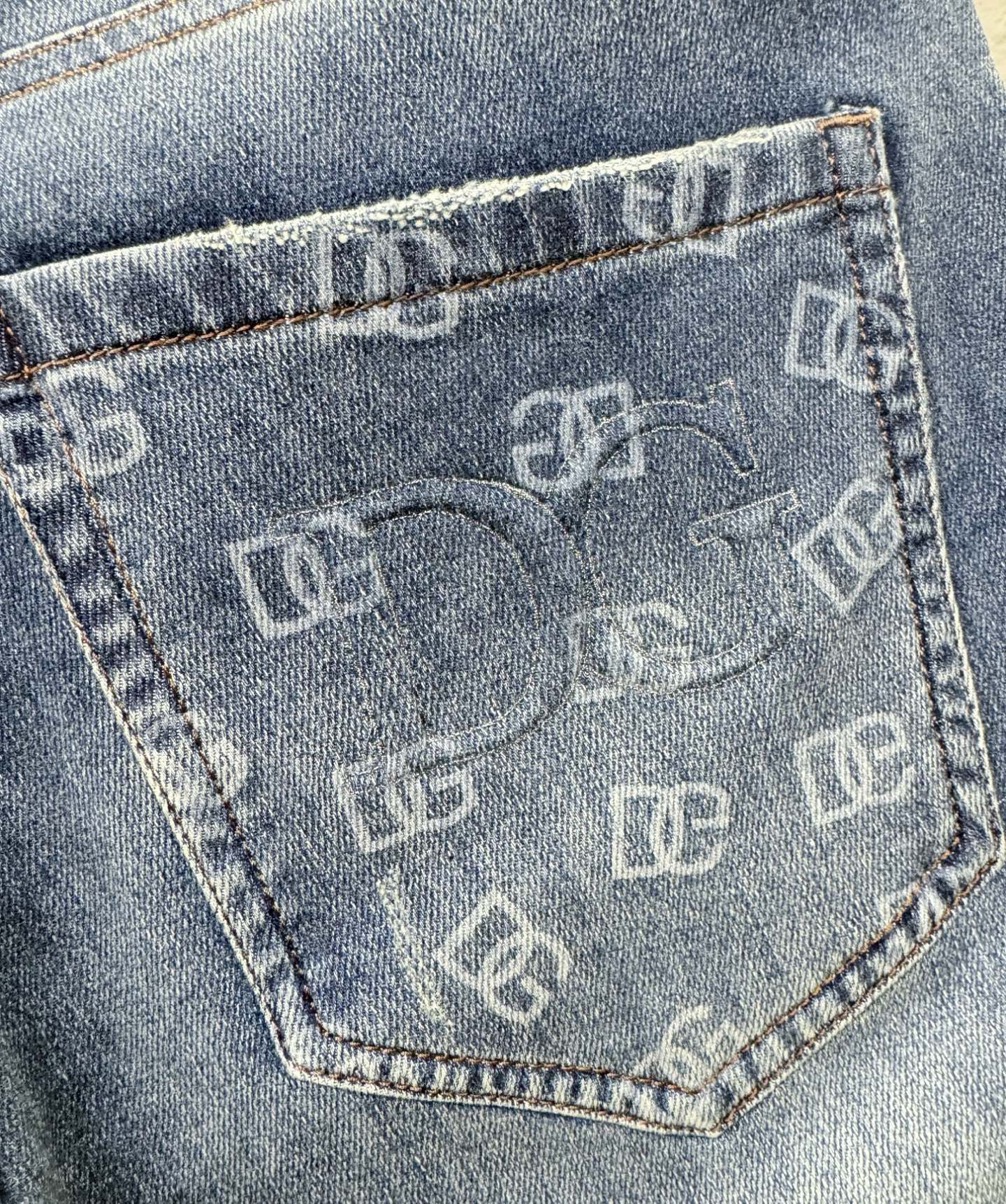 DG专柜新品，原版牛仔裤 原版重工打造，品牌经典LOGO设计，三标齐全！原版五金辅料。专柜定制牛仔面料，