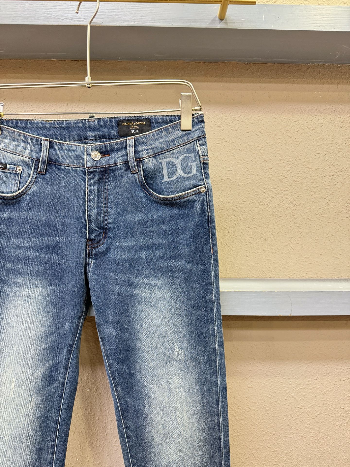 DG专柜新品，原版牛仔裤 原版重工打造，品牌经典LOGO设计，三标齐全！原版五金辅料。专柜定制牛仔面料，