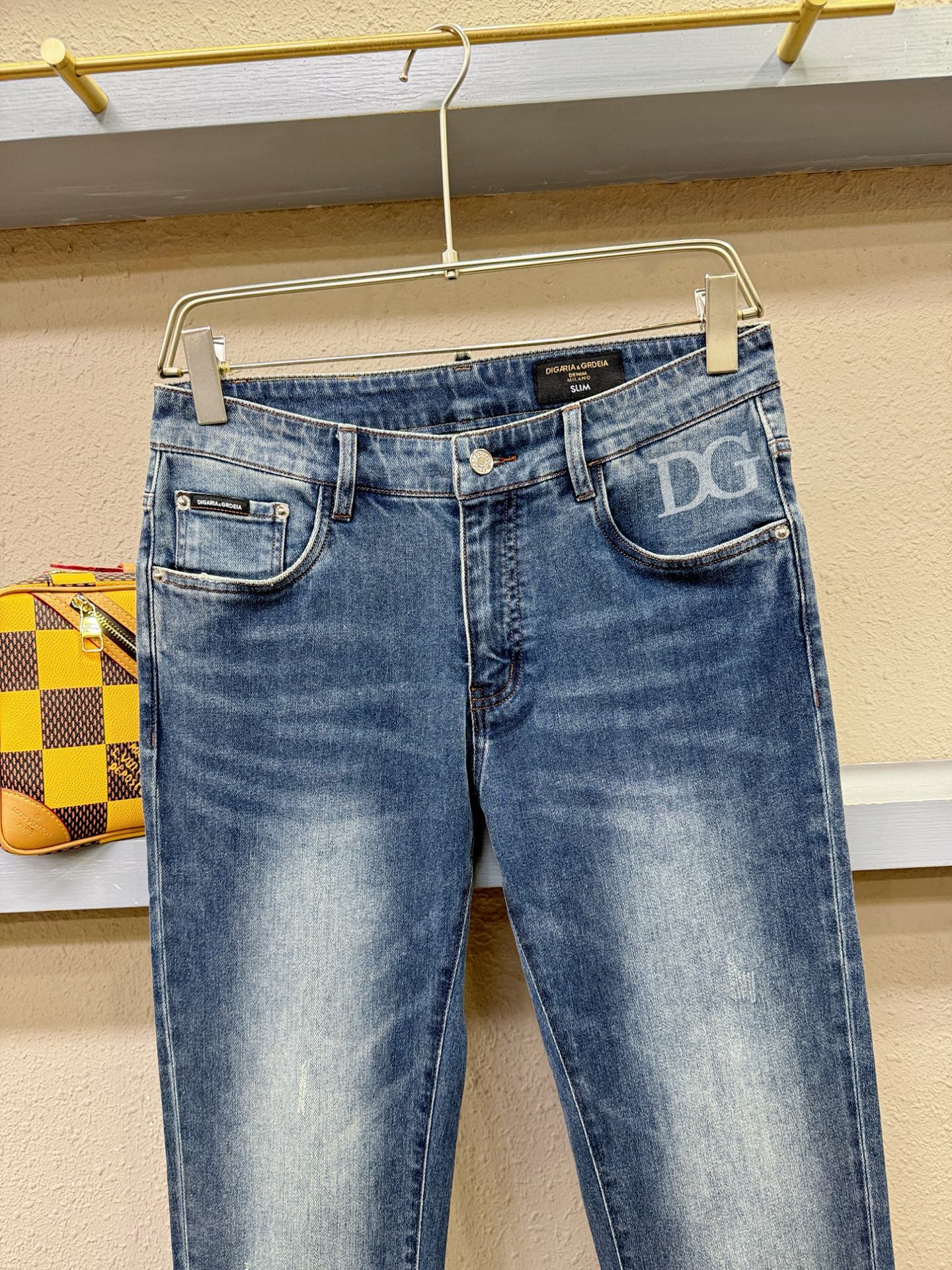 DG专柜新品，原版牛仔裤 原版重工打造，品牌经典LOGO设计，三标齐全！原版五金辅料。专柜定制牛仔面料，