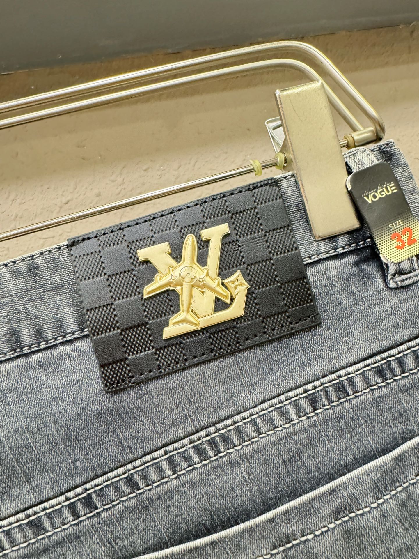LV路易威登 专柜新品，原版牛仔裤 原版重工打造，品牌经典LOGO设计，三标齐全！原版五金辅料。专柜定制
