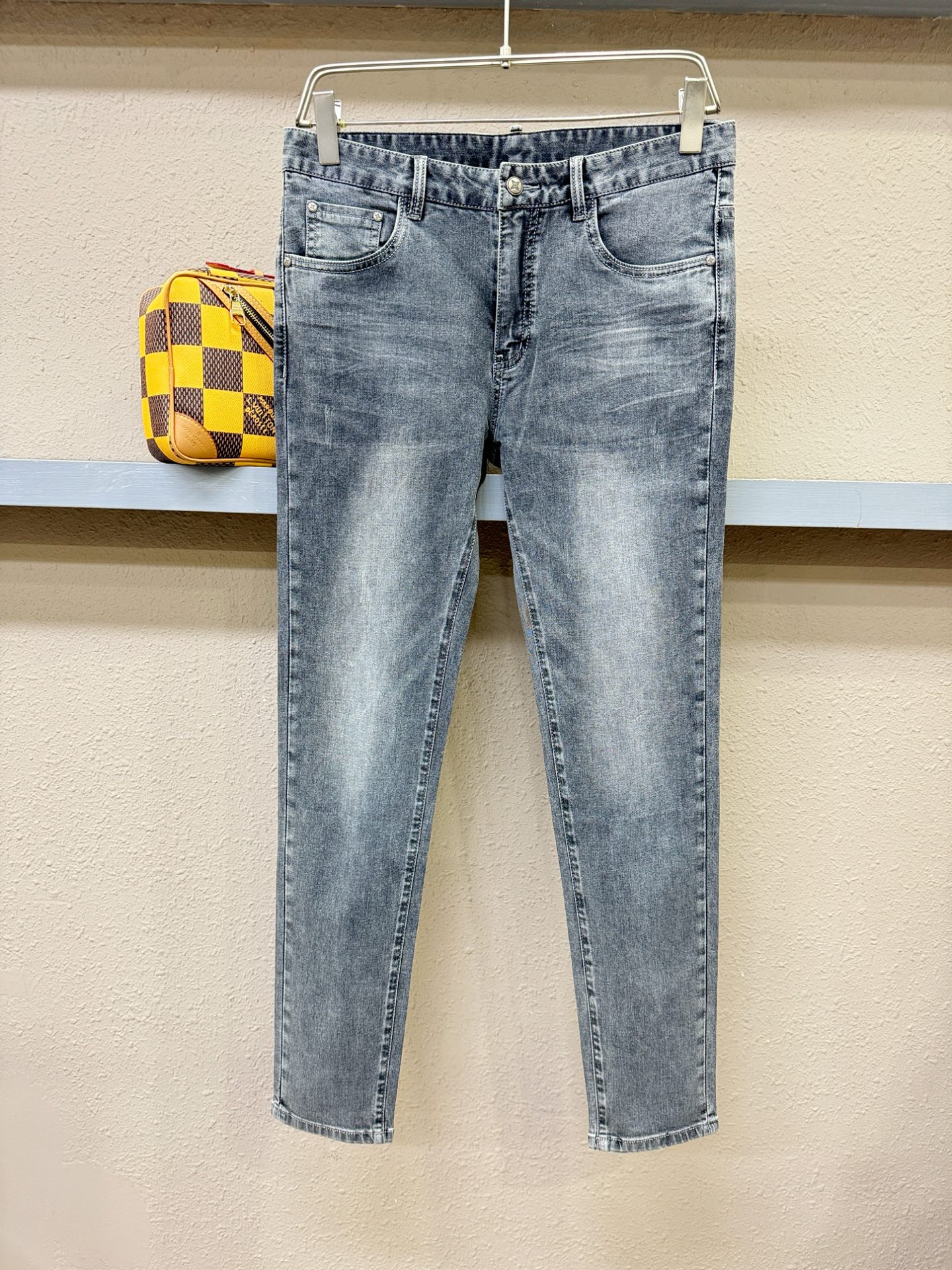 LV路易威登 专柜新品，原版牛仔裤 原版重工打造，品牌经典LOGO设计，三标齐全！原版五金辅料。专柜定制