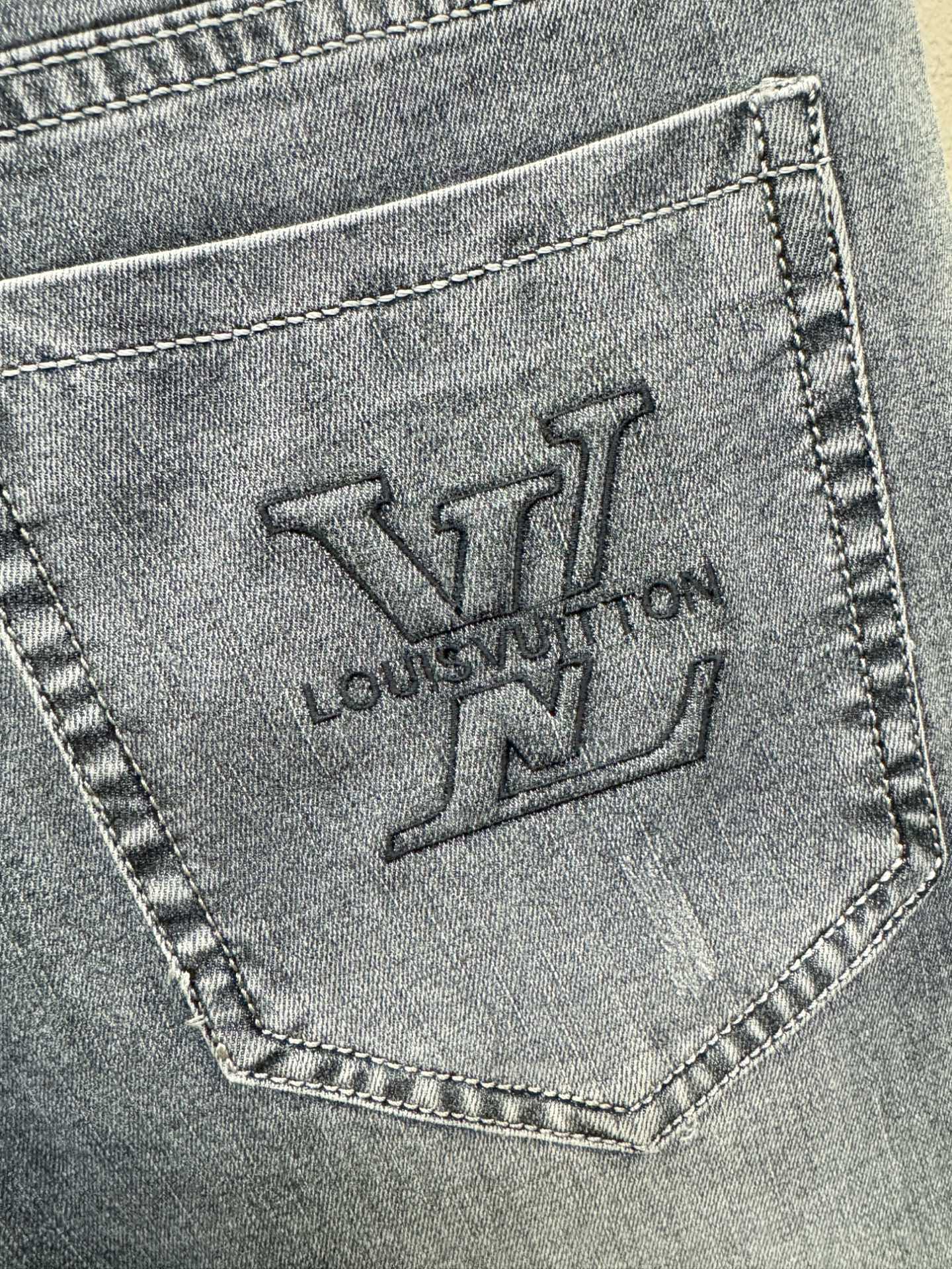 LV路易威登 专柜新品，原版牛仔裤 原版重工打造，品牌经典LOGO设计，三标齐全！原版五金辅料。专柜定制