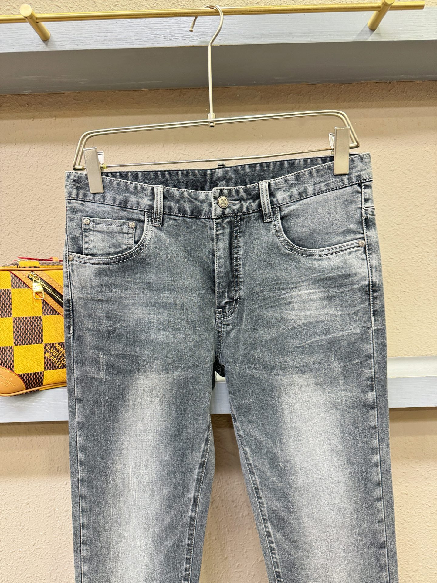 LV路易威登 专柜新品，原版牛仔裤 原版重工打造，品牌经典LOGO设计，三标齐全！原版五金辅料。专柜定制
