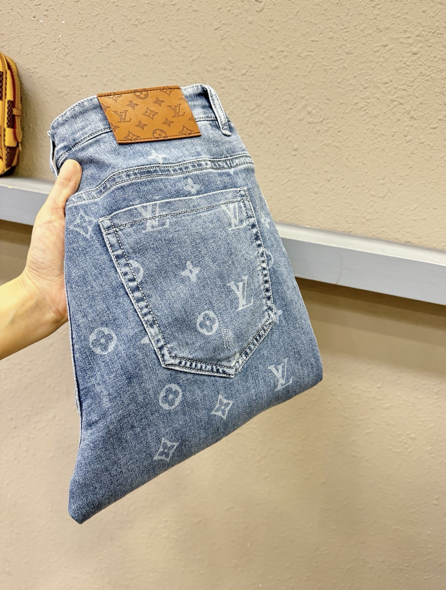 LV路易威登 专柜新品，原版牛仔裤 原版重工打造，品牌经典LOGO设计，三标齐全！原版五金辅料。专柜定制