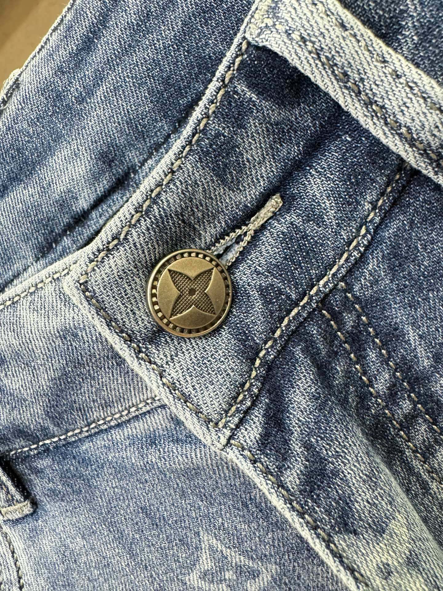 LV路易威登 专柜新品，原版牛仔裤 原版重工打造，品牌经典LOGO设计，三标齐全！原版五金辅料。专柜定制