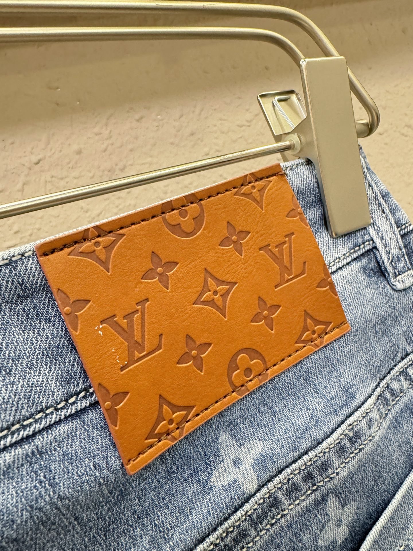 LV路易威登 专柜新品，原版牛仔裤 原版重工打造，品牌经典LOGO设计，三标齐全！原版五金辅料。专柜定制