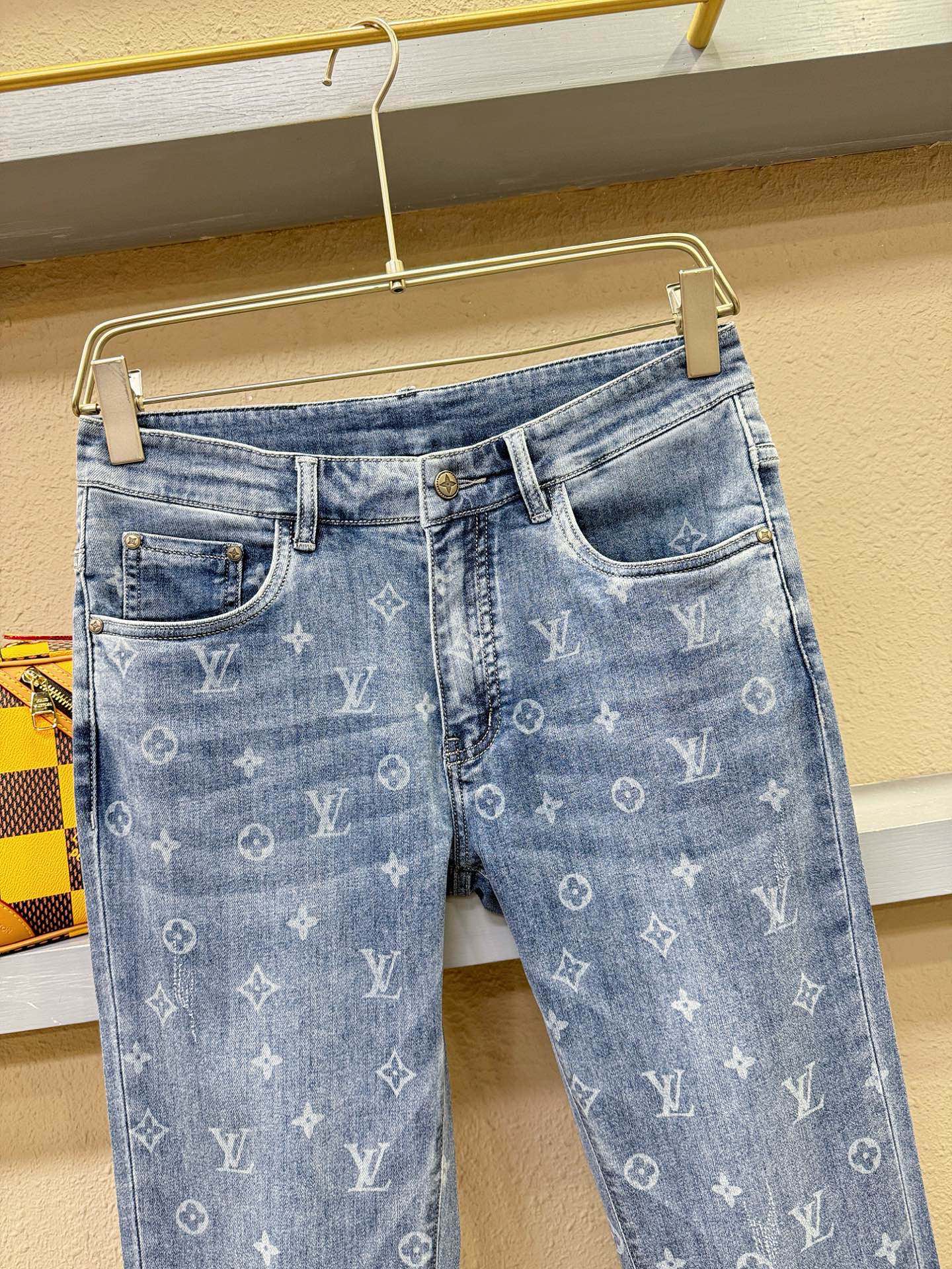 LV路易威登 专柜新品，原版牛仔裤 原版重工打造，品牌经典LOGO设计，三标齐全！原版五金辅料。专柜定制