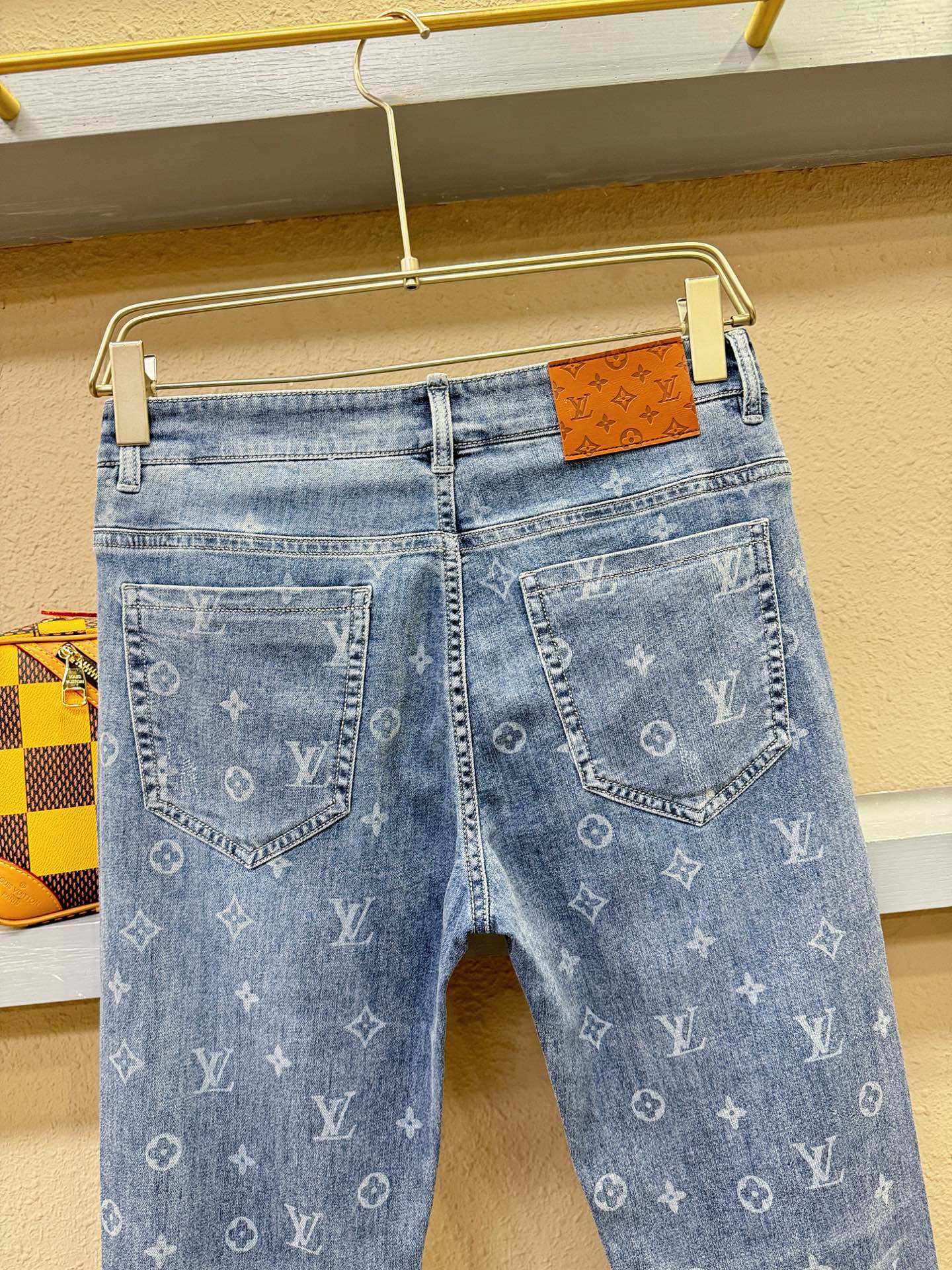 LV路易威登 专柜新品，原版牛仔裤 原版重工打造，品牌经典LOGO设计，三标齐全！原版五金辅料。专柜定制