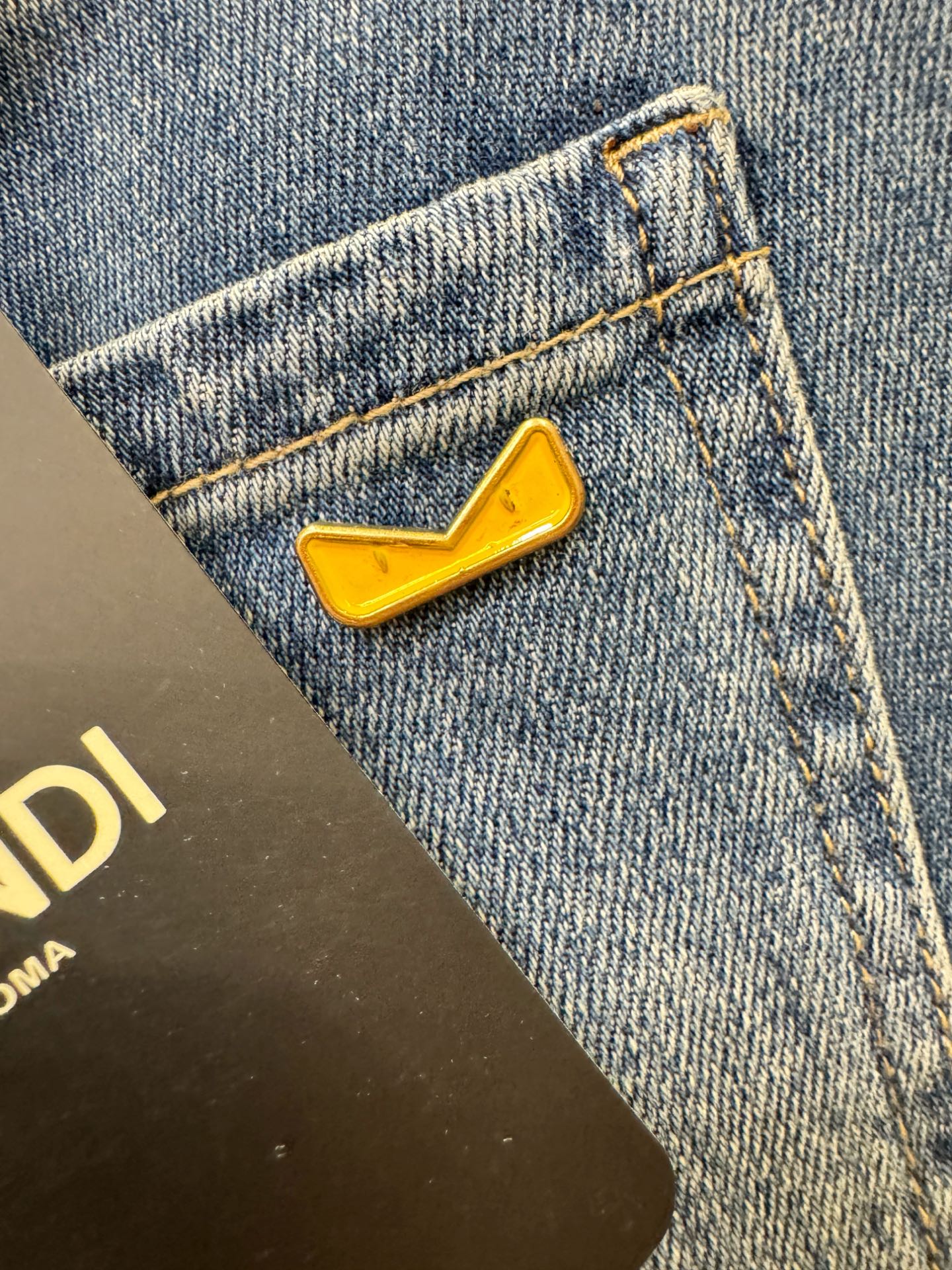 FENDI 芬迪  专柜新品，原版牛仔裤 原版重工打造，品牌经典LOGO设计，三标齐全！原版五金辅料。专