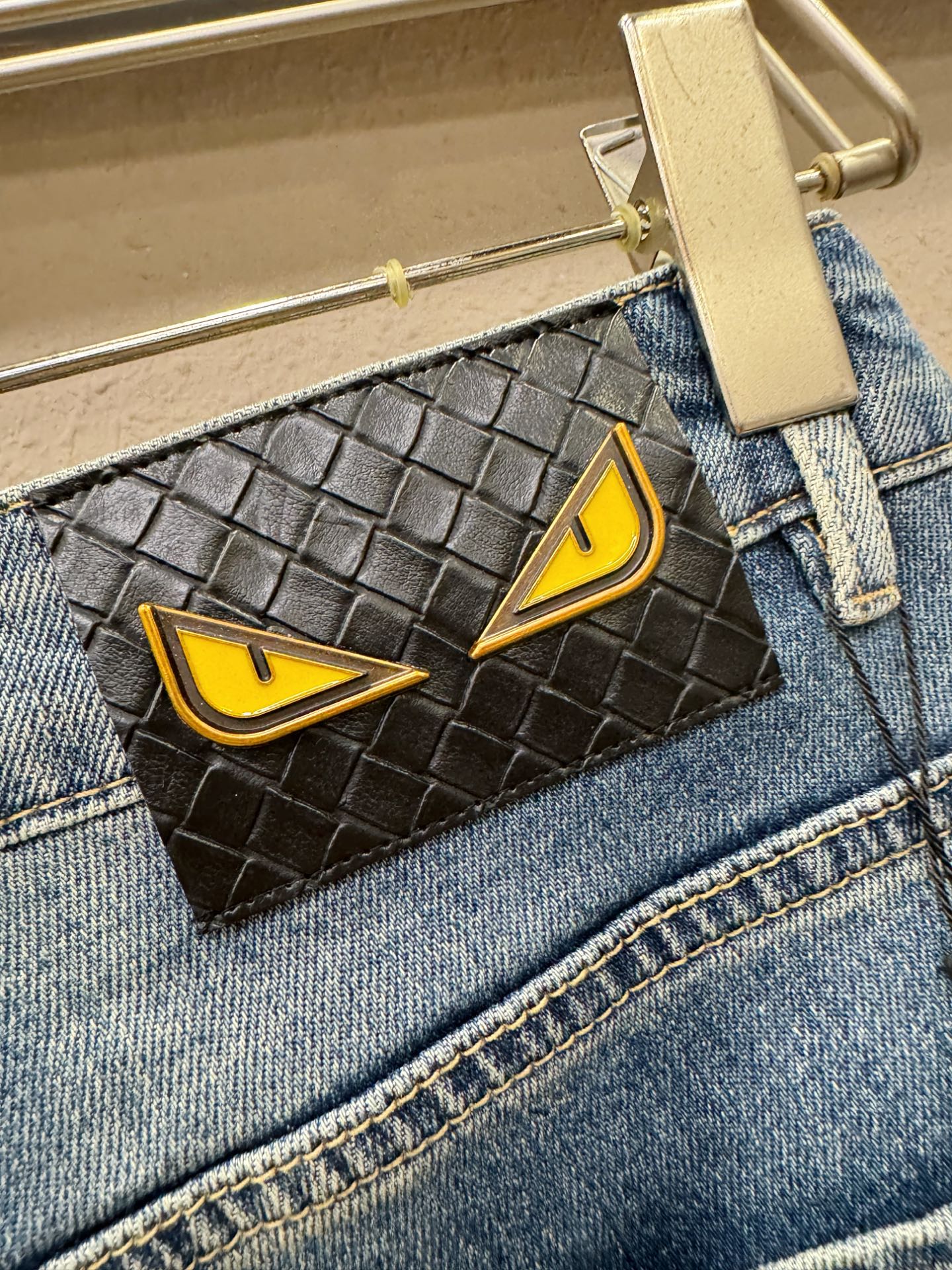 FENDI 芬迪  专柜新品，原版牛仔裤 原版重工打造，品牌经典LOGO设计，三标齐全！原版五金辅料。专