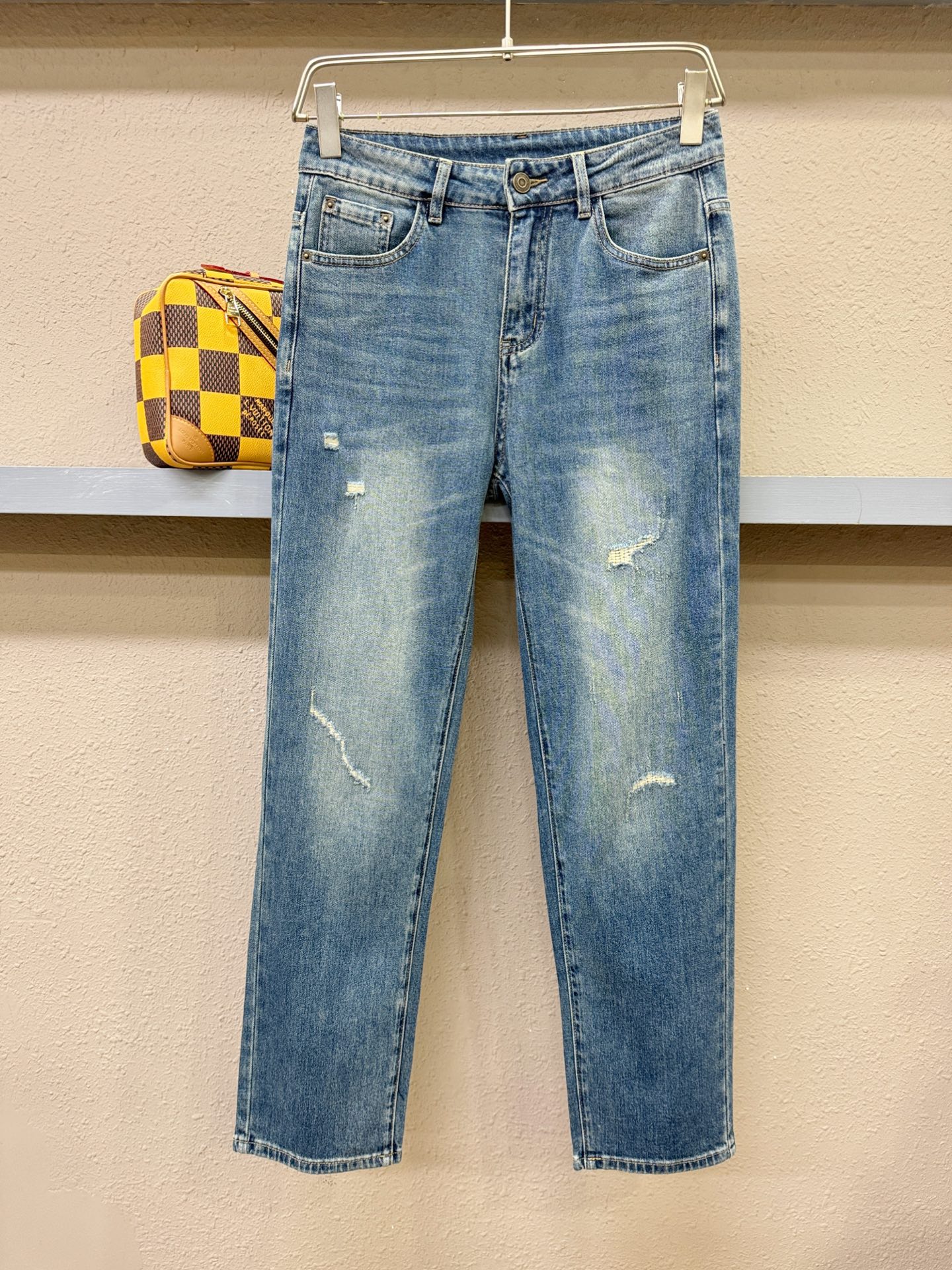 FENDI 芬迪  专柜新品，原版牛仔裤 原版重工打造，品牌经典LOGO设计，三标齐全！原版五金辅料。专