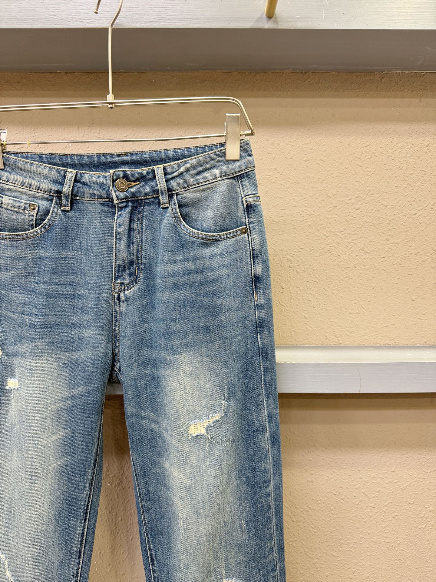 FENDI 芬迪  专柜新品，原版牛仔裤 原版重工打造，品牌经典LOGO设计，三标齐全！原版五金辅料。专