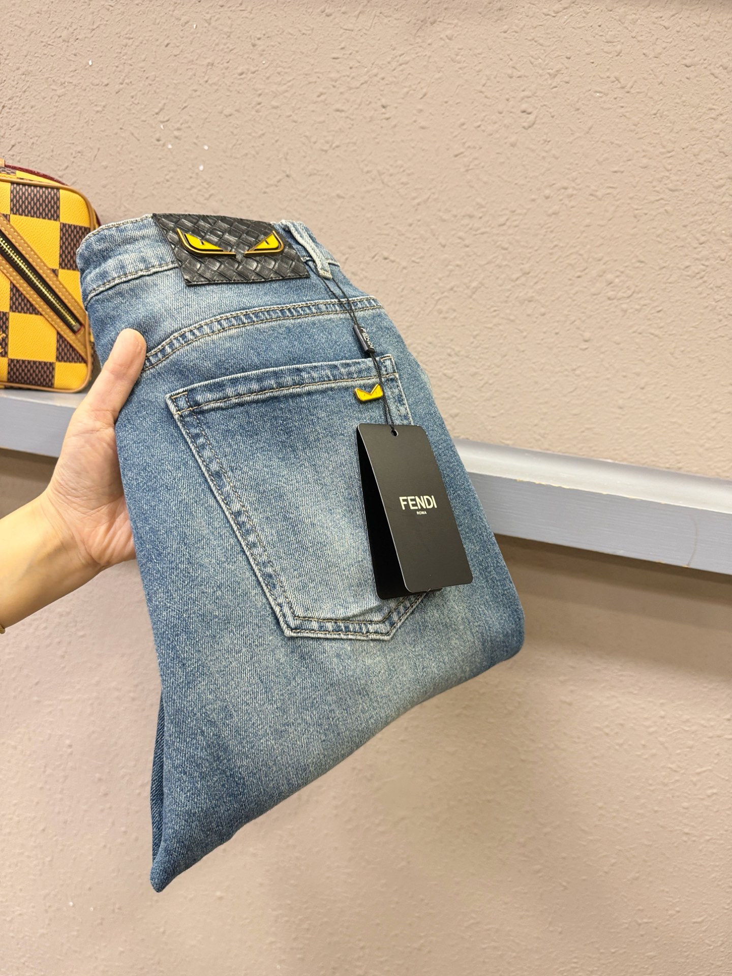 FENDI 芬迪  专柜新品，原版牛仔裤 原版重工打造，品牌经典LOGO设计，三标齐全！原版五金辅料。专