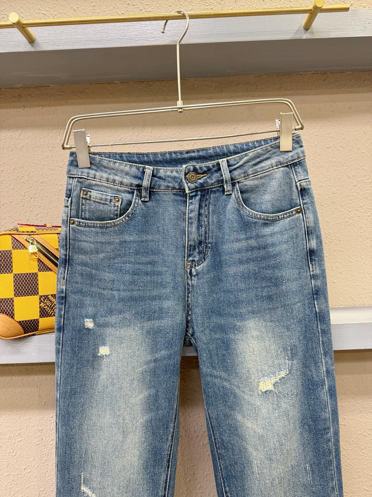 FENDI 芬迪  专柜新品，原版牛仔裤 原版重工打造，品牌经典LOGO设计，三标齐全！原版五金辅料。专