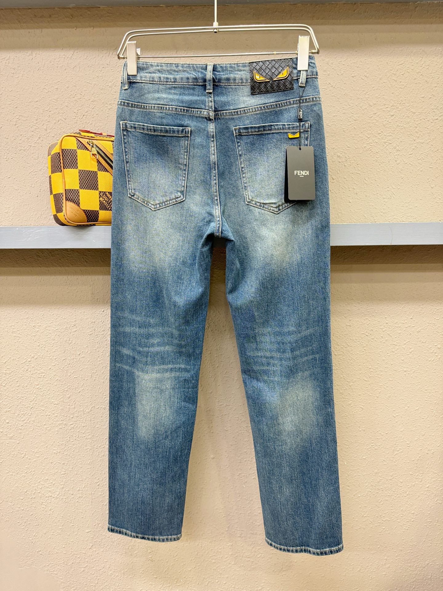 FENDI 芬迪  专柜新品，原版牛仔裤 原版重工打造，品牌经典LOGO设计，三标齐全！原版五金辅料。专