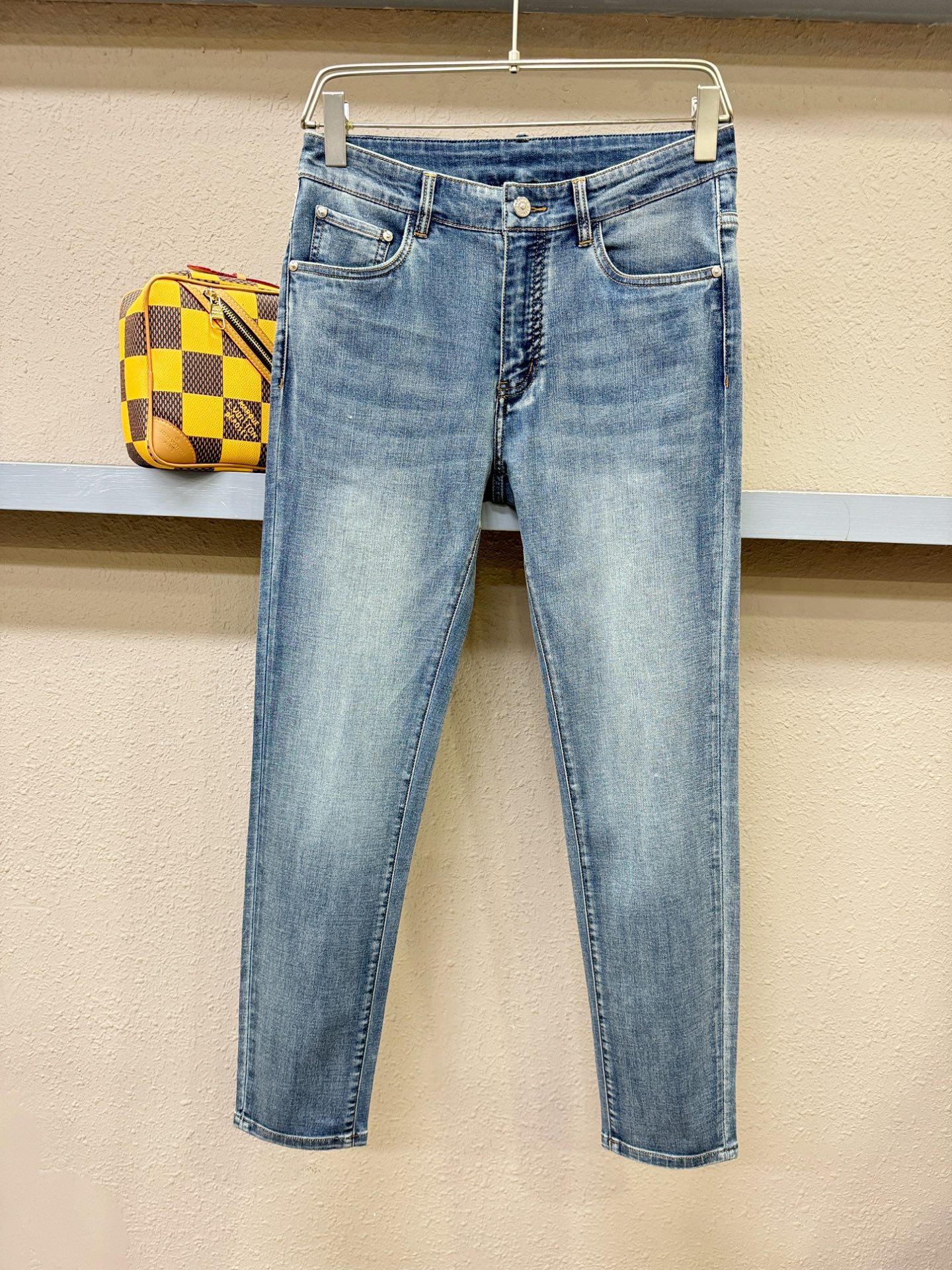 BURBERRY巴宝莉 专柜新品，原版牛仔裤 原版重工打造，品牌经典LOGO设计，三标齐全！原版五金辅料