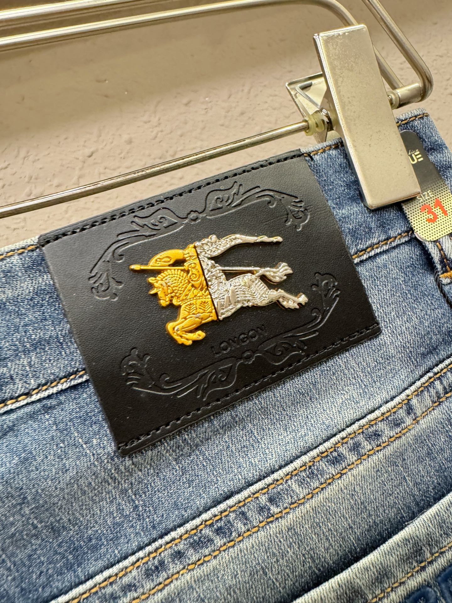 BURBERRY巴宝莉 专柜新品，原版牛仔裤 原版重工打造，品牌经典LOGO设计，三标齐全！原版五金辅料