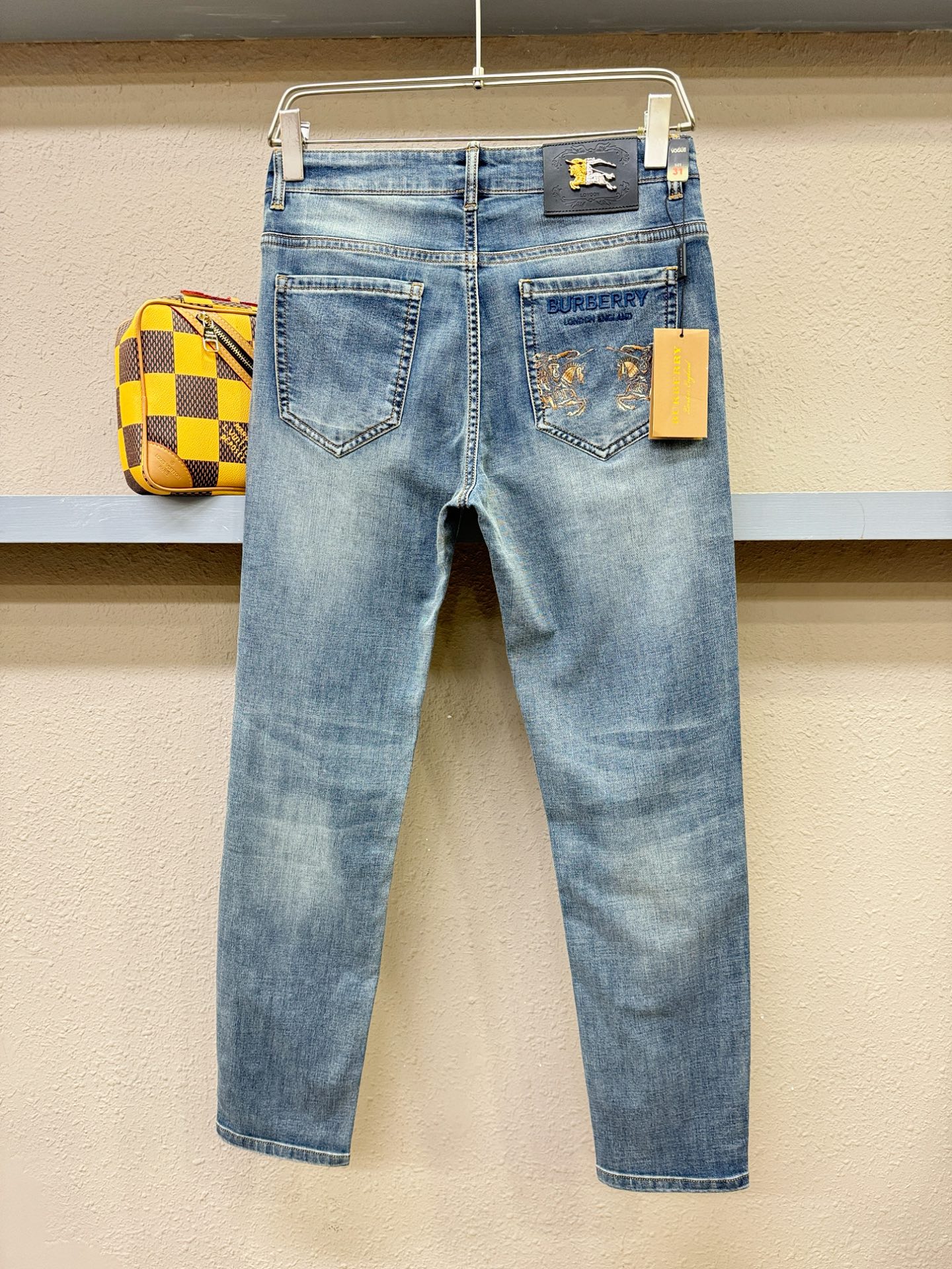 BURBERRY巴宝莉 专柜新品，原版牛仔裤 原版重工打造，品牌经典LOGO设计，三标齐全！原版五金辅料