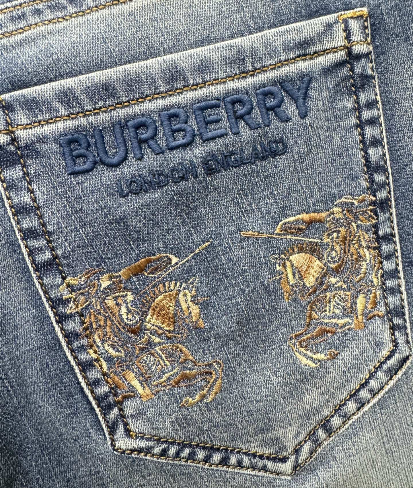 BURBERRY巴宝莉 专柜新品，原版牛仔裤 原版重工打造，品牌经典LOGO设计，三标齐全！原版五金辅料