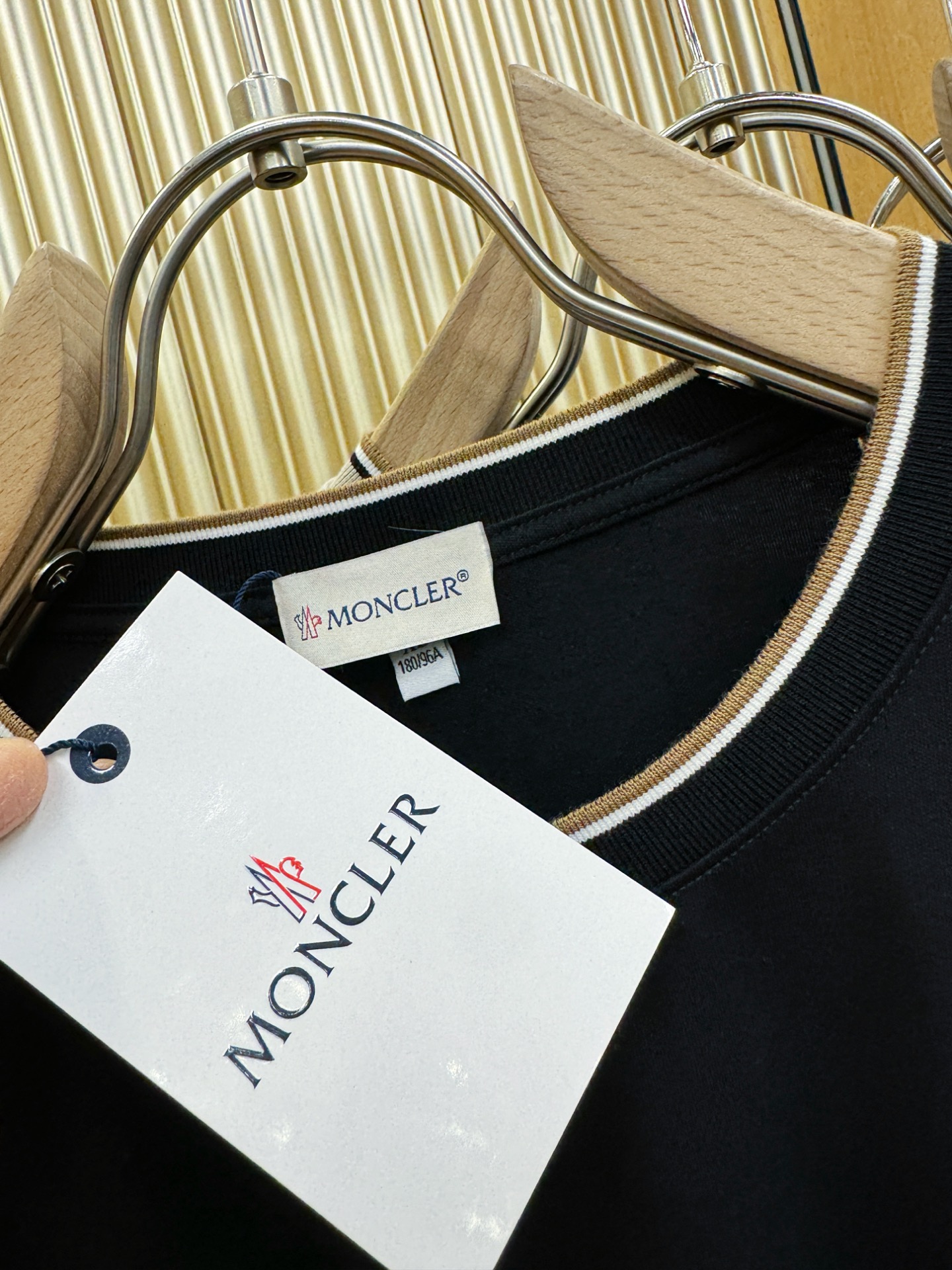 Moncler蒙口 2026新款短袖T恤！男女同款！走秀图案时尚休闲短袖T恤衫！设计logo设计！极具设