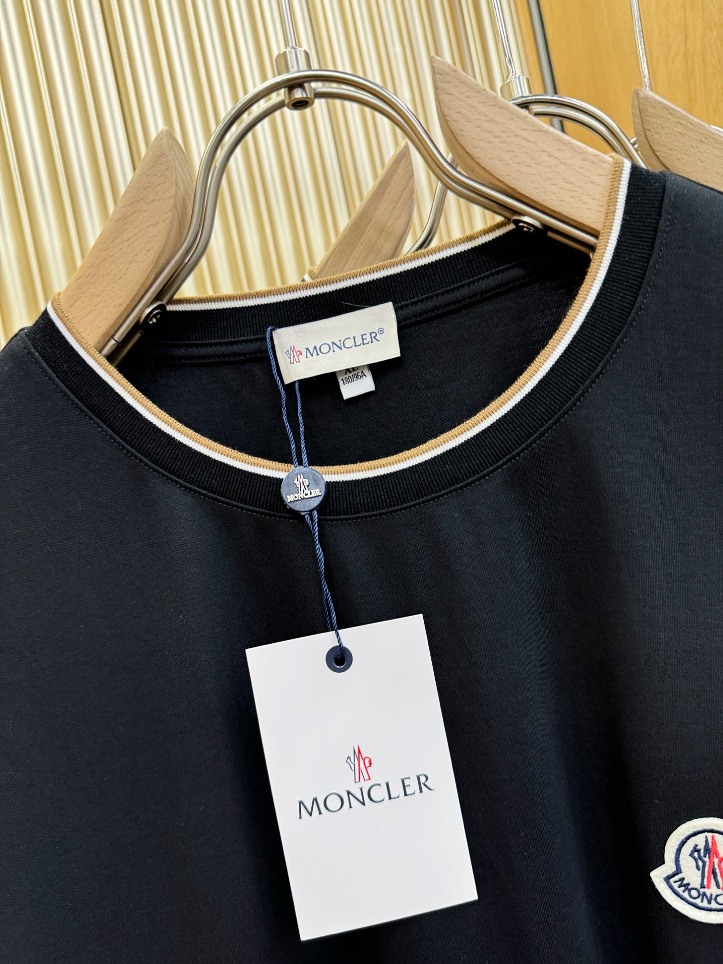 Moncler蒙口 2026新款短袖T恤！男女同款！走秀图案时尚休闲短袖T恤衫！设计logo设计！极具设