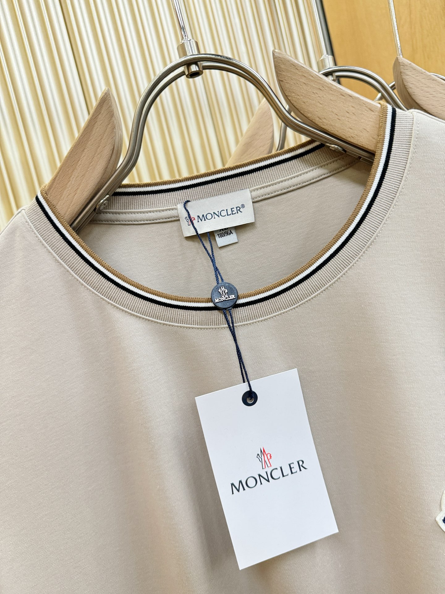 Moncler蒙口 2026新款短袖T恤！男女同款！走秀图案时尚休闲短袖T恤衫！设计logo设计！极具设
