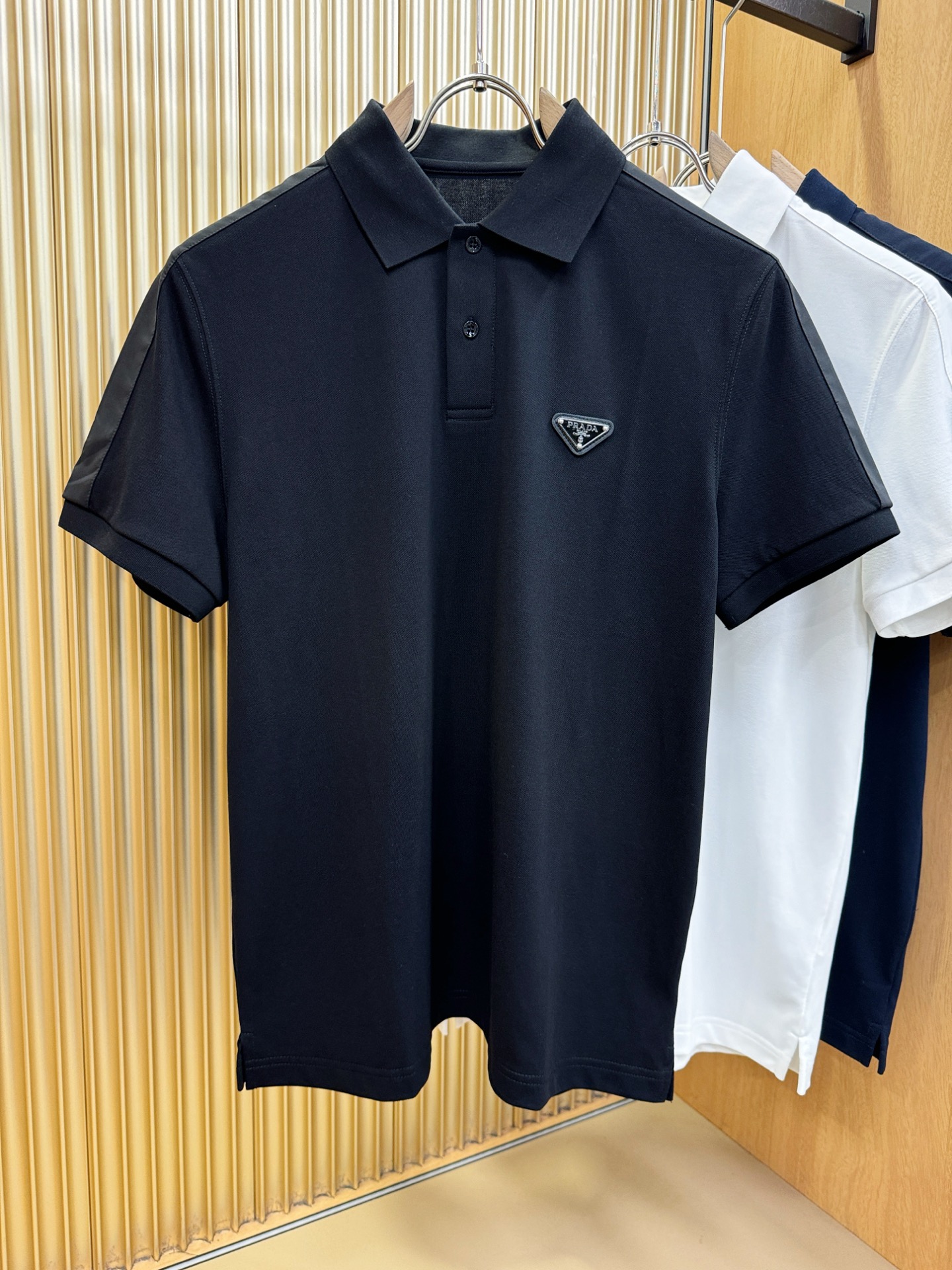 PRADA 普拉达 2026春夏新款首发专柜最新款翻领短袖，丝光珠地棉面料，高端订制 设计前卫时尚！品牌