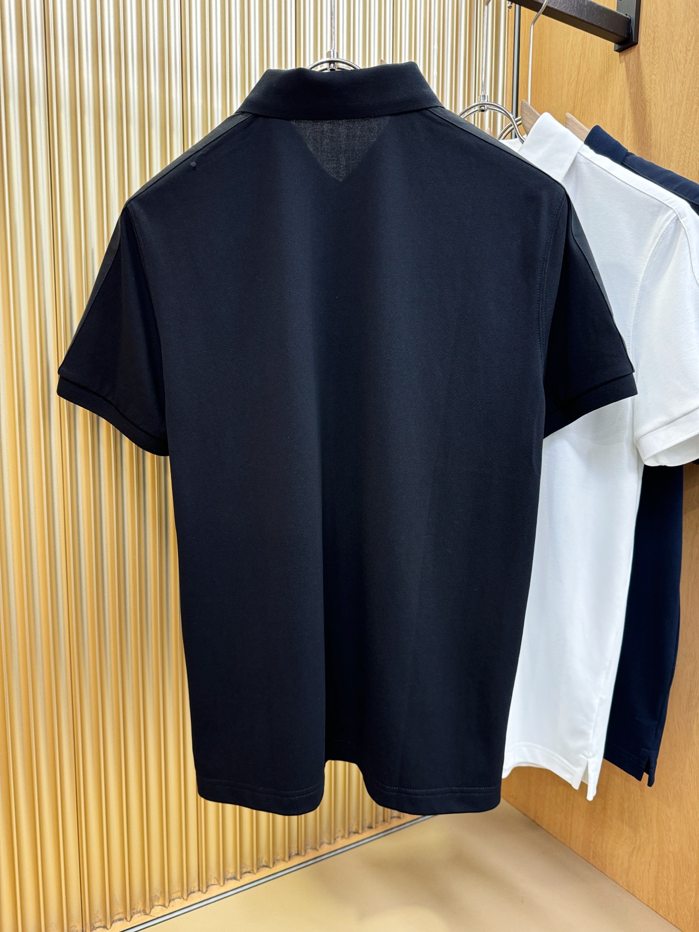 PRADA 普拉达 2026春夏新款首发专柜最新款翻领短袖，丝光珠地棉面料，高端订制 设计前卫时尚！品牌