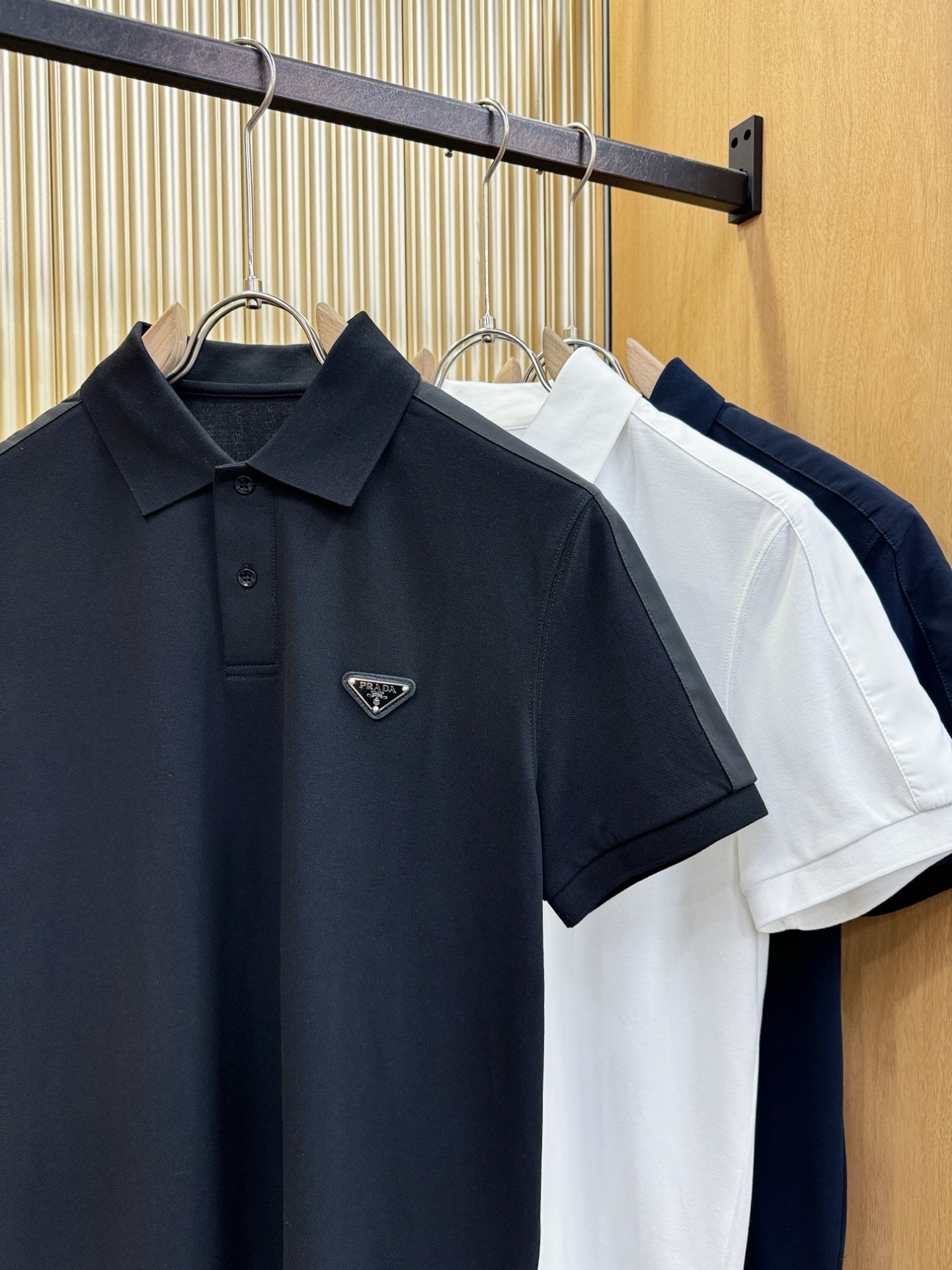 PRADA 普拉达 2026春夏新款首发专柜最新款翻领短袖，丝光珠地棉面料，高端订制 设计前卫时尚！品牌