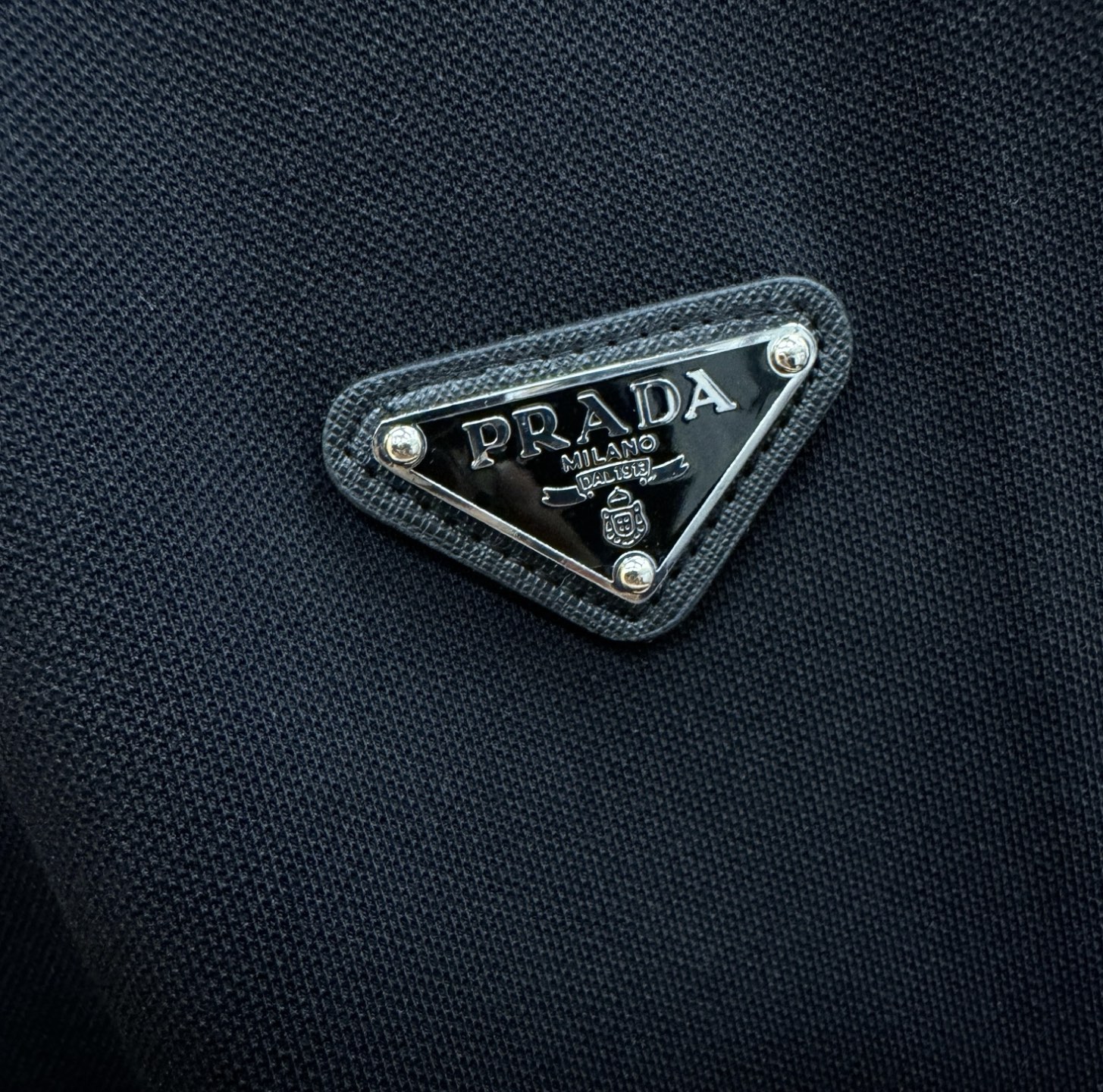 PRADA 普拉达 2026春夏新款首发专柜最新款翻领短袖，丝光珠地棉面料，高端订制 设计前卫时尚！品牌