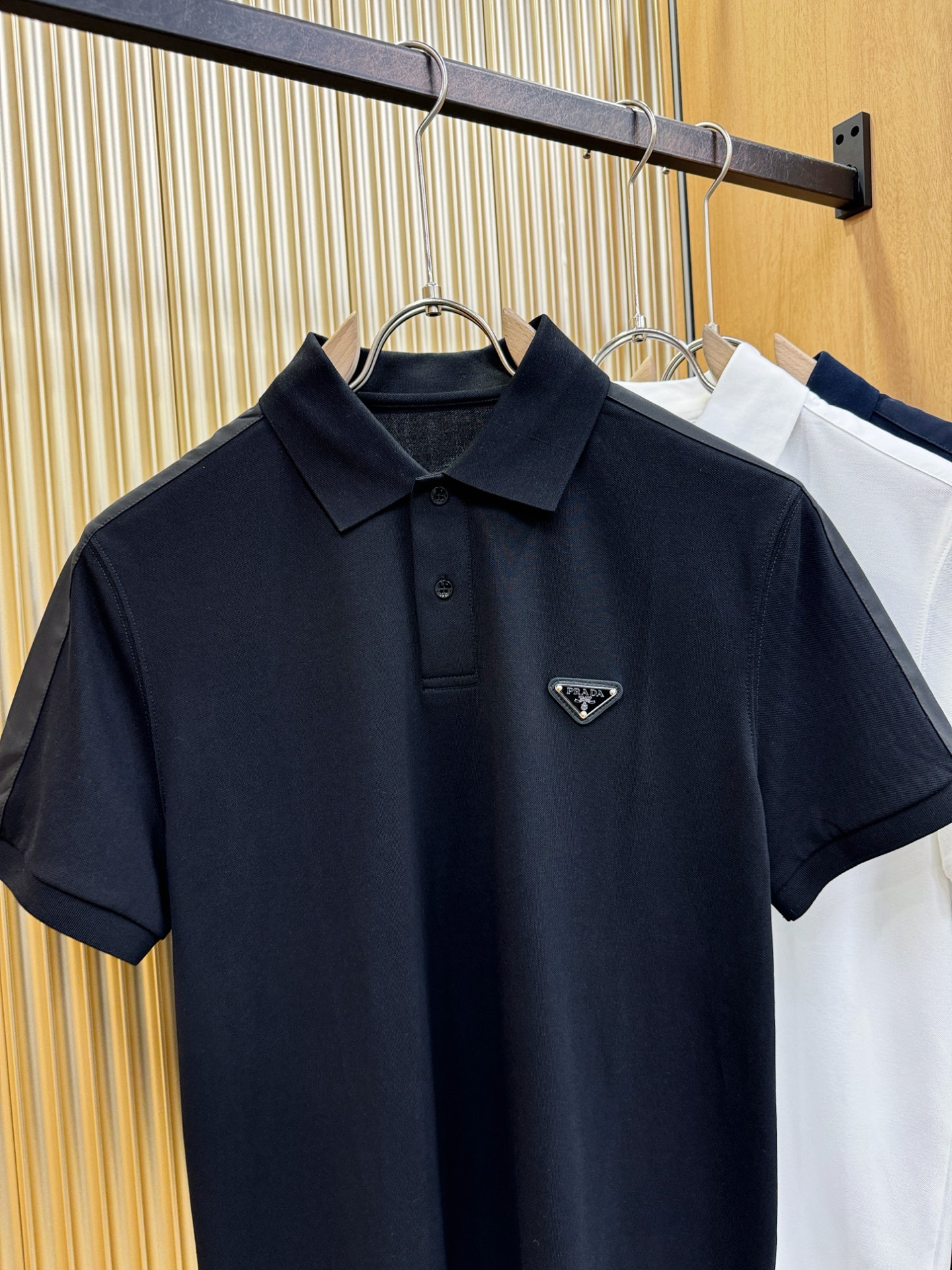 PRADA 普拉达 2026春夏新款首发专柜最新款翻领短袖，丝光珠地棉面料，高端订制 设计前卫时尚！品牌