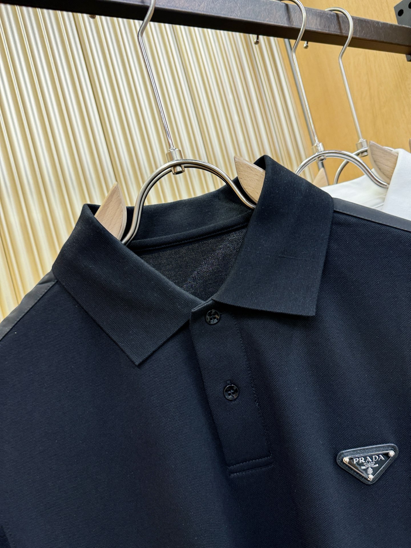 PRADA 普拉达 2026春夏新款首发专柜最新款翻领短袖，丝光珠地棉面料，高端订制 设计前卫时尚！品牌