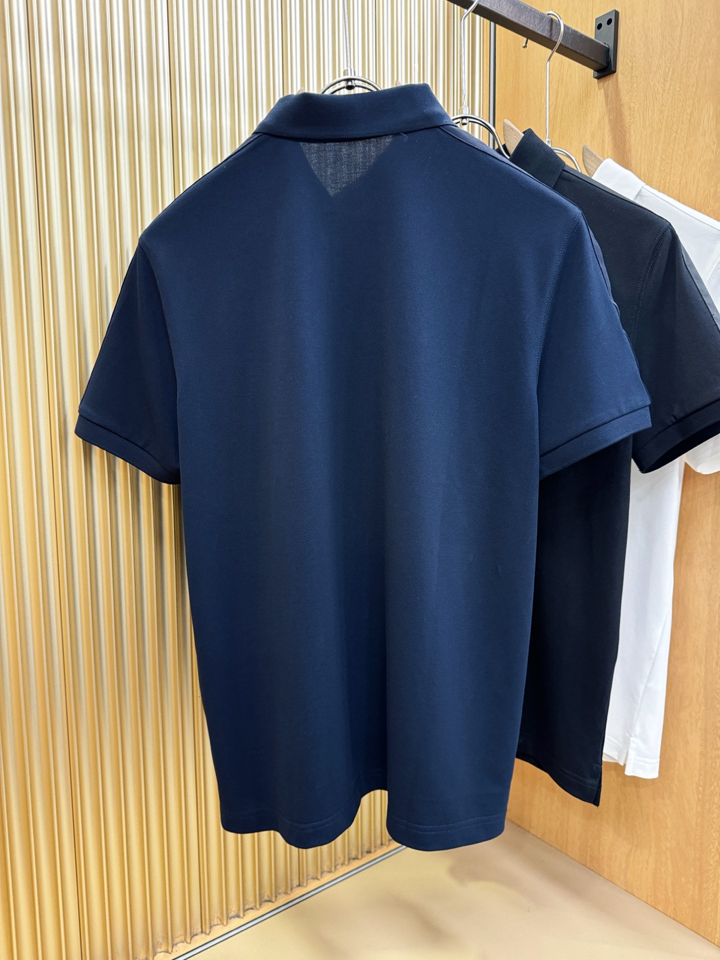 PRADA 普拉达 2026春夏新款首发专柜最新款翻领短袖，丝光珠地棉面料，高端订制 设计前卫时尚！品牌